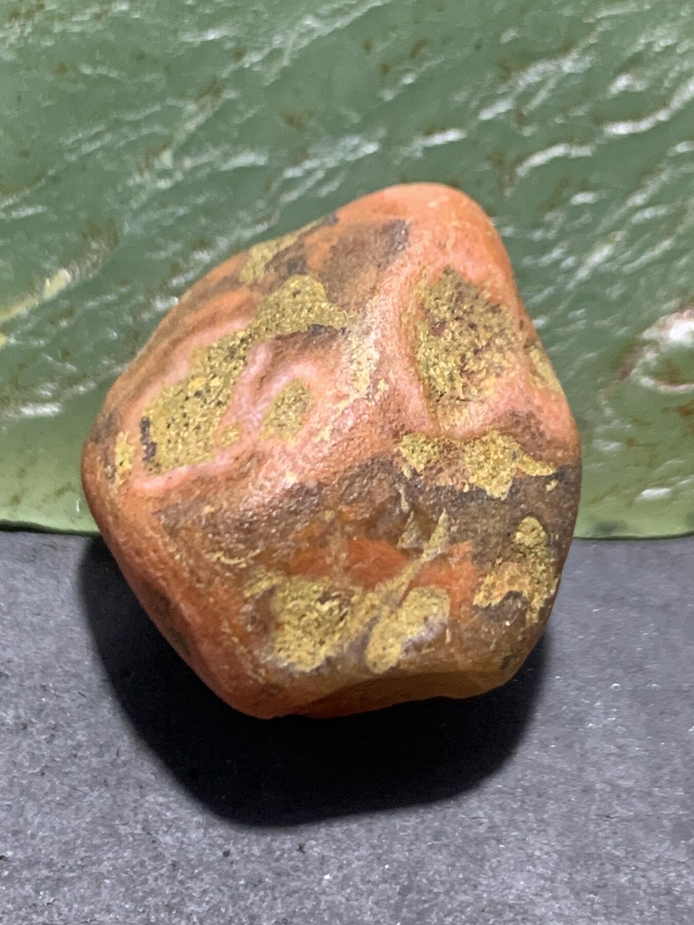 精美荔枝冻飘红南红玛瑙原石一颗，