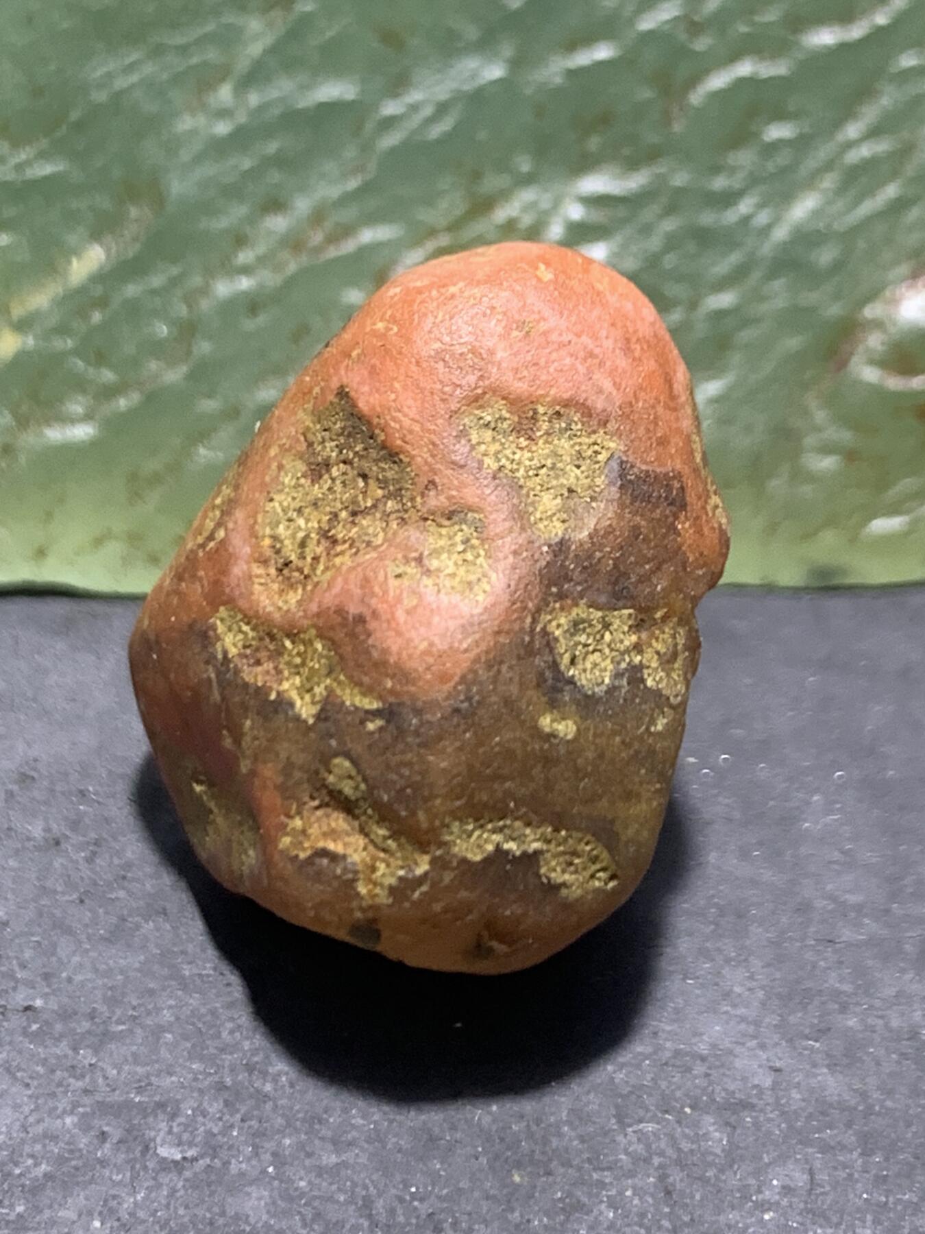 精美荔枝冻飘红南红玛瑙原石一颗，
