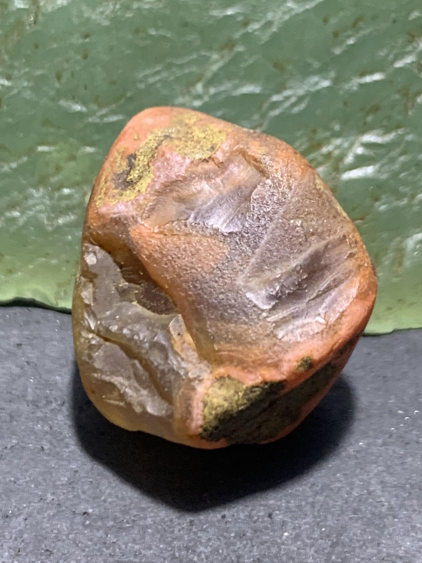 精美荔枝冻飘红南红玛瑙原石一颗，