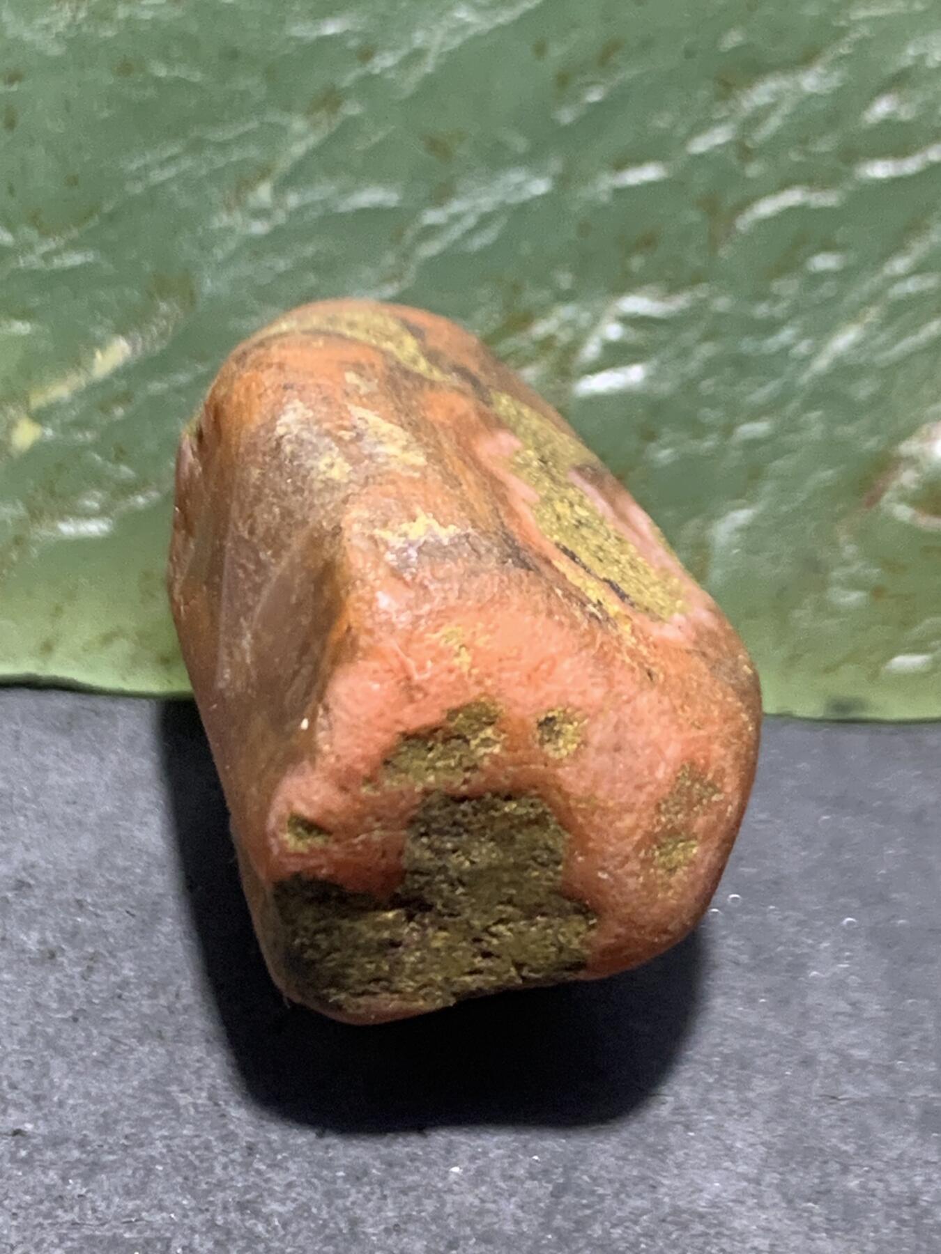 精美荔枝冻飘红南红玛瑙原石一颗，