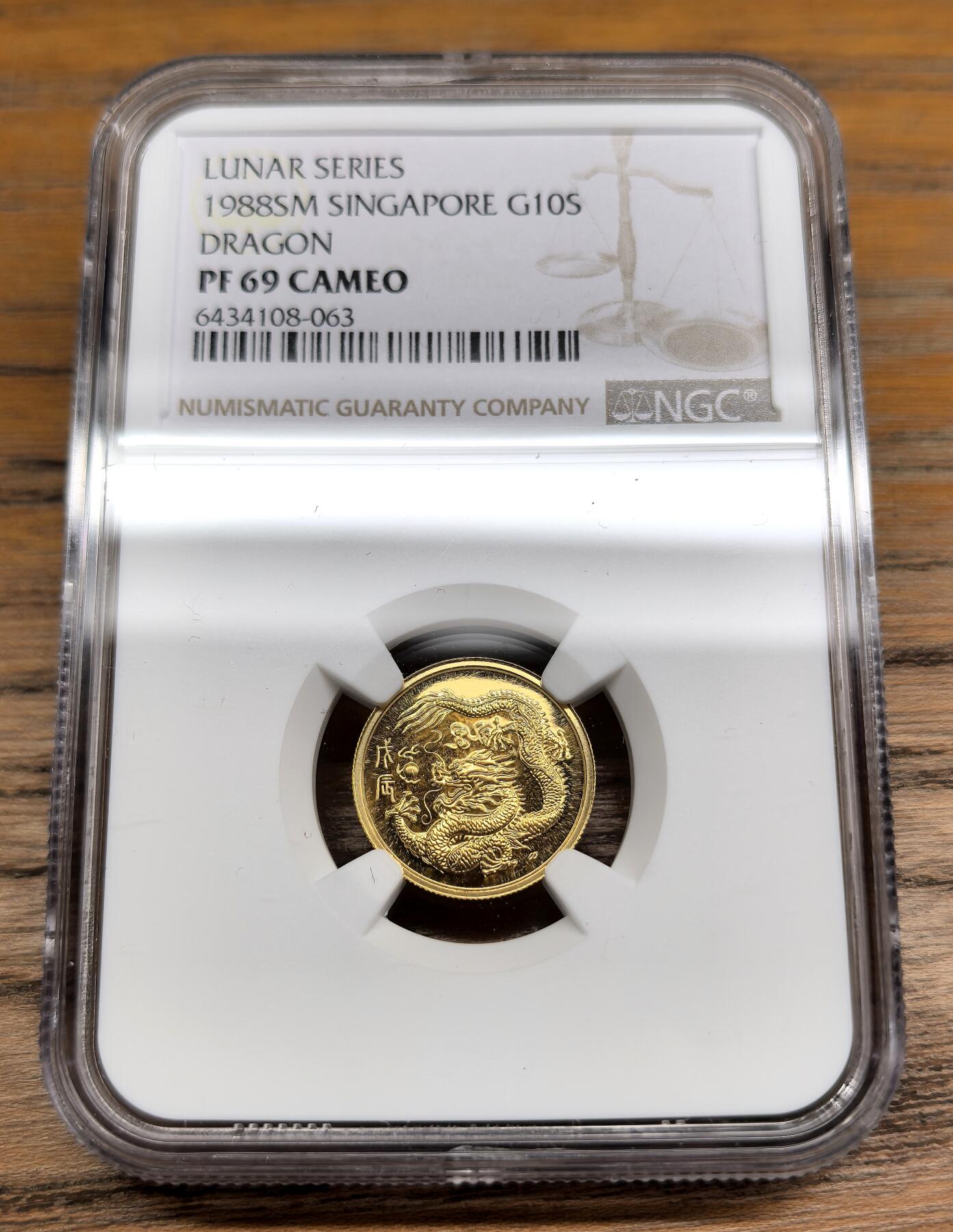 凡希社世界钱币微拍第二百九十一期 1988新加坡戊辰龙年10元金币NGC-PF69CAMEO，新加坡首轮生肖是结合了汉字吉语与书法之美的一个系列，匠心独运，极具中华文化特色。“祥龙献瑞”，含纯金1/10盎司。