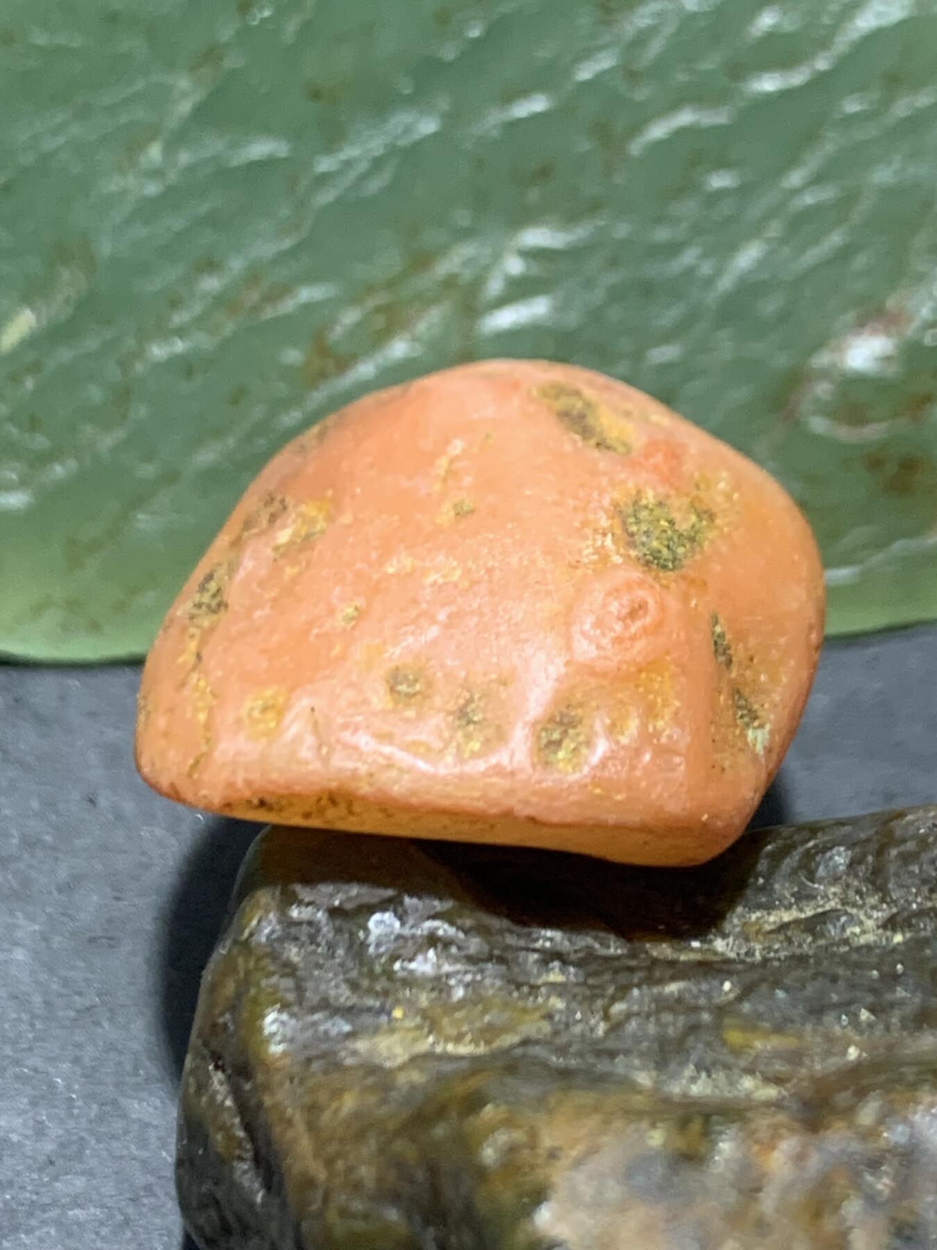 精美红白双色南红玛瑙原石一颗，