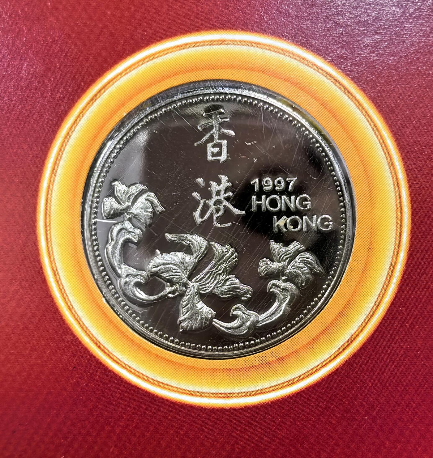 北京马甸外国币专卖微拍第130期，外国非贵金属流通币，纪念币，专场，陆续上新，欢迎关注 香港澳门集藏品纪念册：镀银纪念章1枚，中国邮政发行香港及澳门邮票各2套