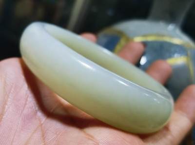 新疆和田白玉贵妃镯玉质油润细腻脂粉十足！圈口56+条宽1.6cm条厚：0.9cm - 新疆和田白玉贵妃镯玉质油润细腻脂粉十足！圈口56+条宽1.6cm条厚：0.9cm