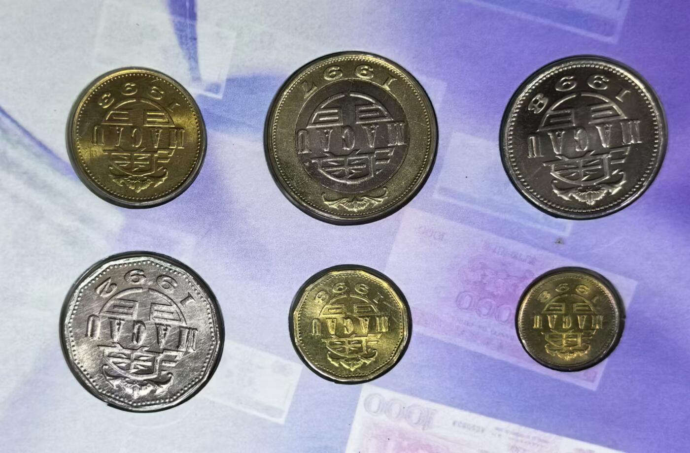 北京马甸外国币专卖微拍第130期，外国非贵金属流通币，纪念币，专场，陆续上新，欢迎关注 2000年中国钱币护照册：其中包括：1991年版1元至1分清版套币，澳门（带10元）流通套币，弯弯流通套币，香港发行的香港回归纪念套币，及方东巨龙24K金薄，钱币品相如图，均为全新未流通品种