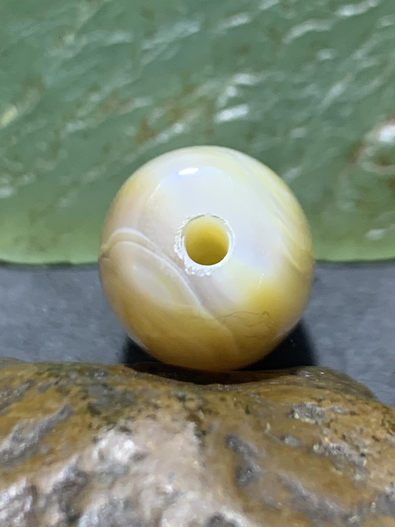 精美天眼缠丝玛瑙随形桶珠一个，
