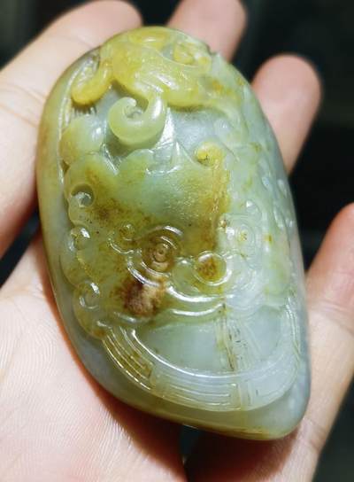 新疆喀什河籽料府上有龙手把原籽原皮，可见天然气孔！精雕府上有龙！尺寸：5.8cm*3.9cm**2.1cm 克重：75.2自带国检证书！ - 新疆喀什河籽料府上有龙手把原籽原皮，可见天然气孔！精雕府上有龙！尺寸：5.8cm*3.9cm**2.1cm 克重：75.2自带国检证书！