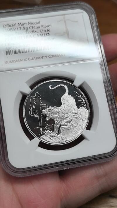 凡希社世界钱币微拍第二百九十一期 1986中国丙寅虎年纪念银章NGC-PF69UC，珍稀品种，上造厂出品，铸造精美，首轮生肖官方银章，华人家族收藏，N唯一最高分。(视频参考)