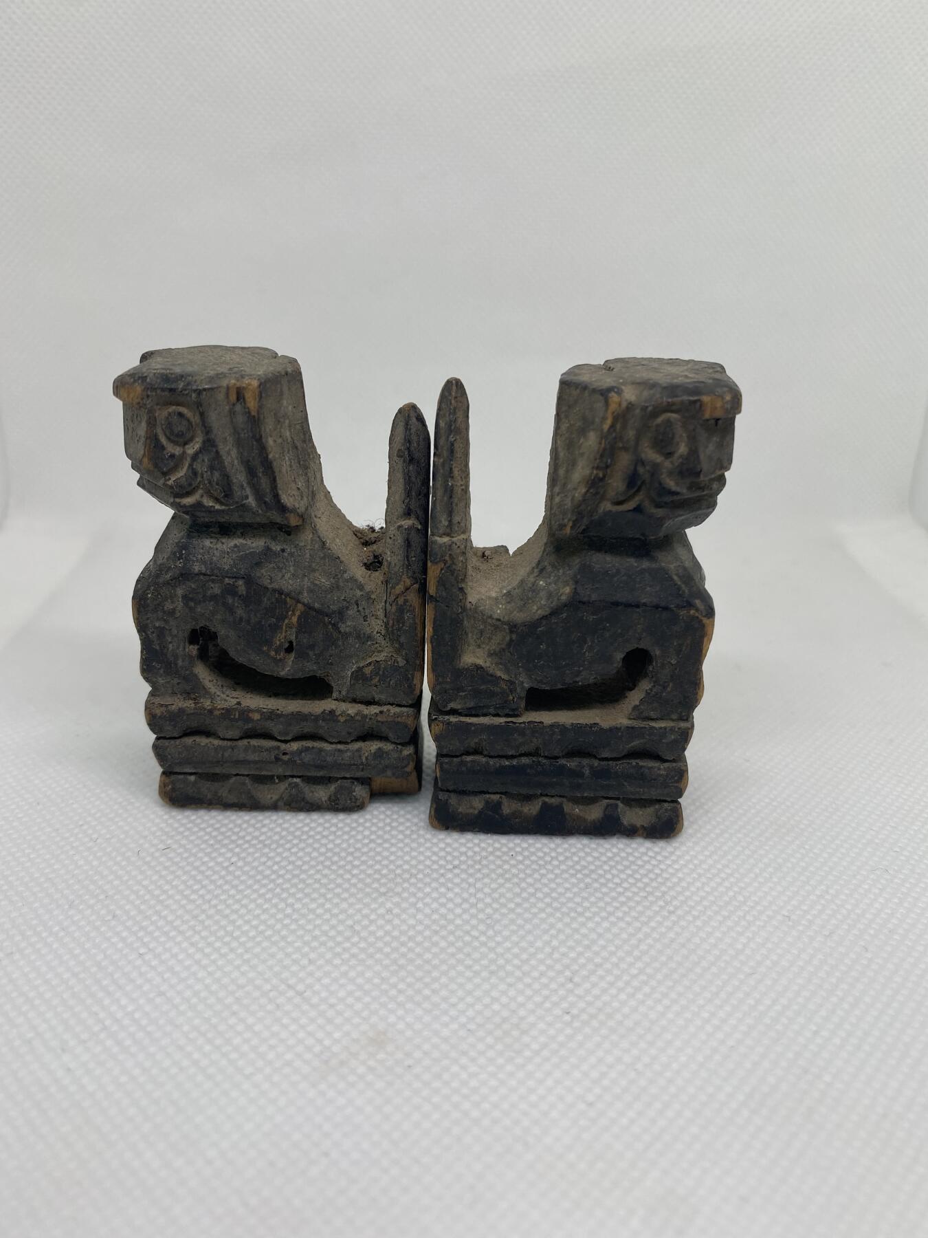 老木雕狮子一对，尺寸6.3*3.6厘米，品相如图，88包快递
