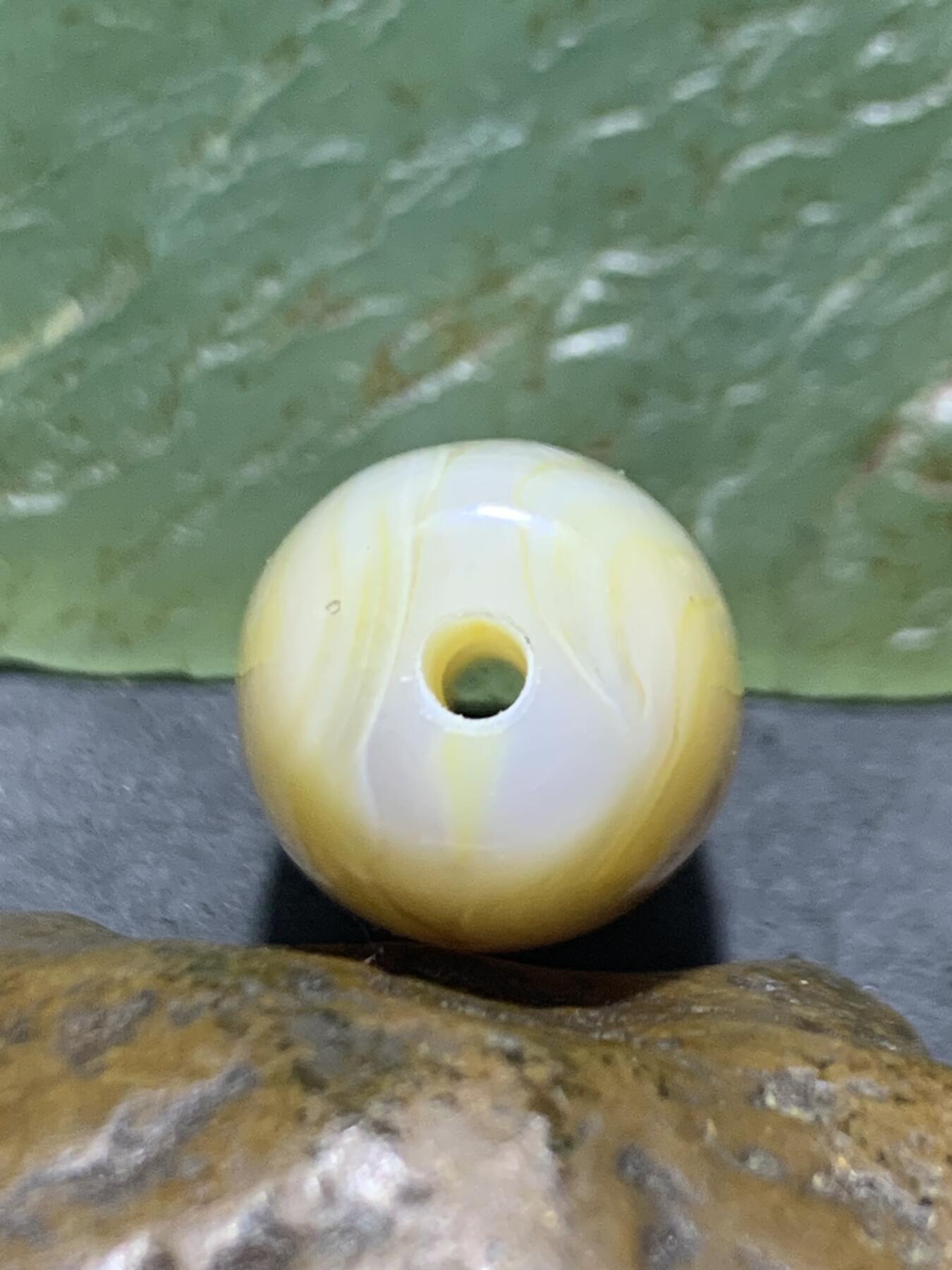 精美天眼缠丝玛瑙随形桶珠一个，