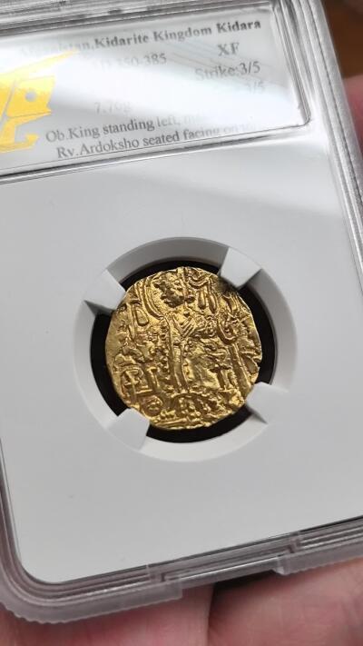 凡希社世界钱币微拍第二百九十一期 TQG评级公元350-385年贵霜寄多罗王朝金币。正面手持三叉戟的寄多罗王站像，背面幸运女神阿多克索Ardoksho，金色纯正，该款金币为早期版别非后期版，成色高且数量稀少。(视频参考)