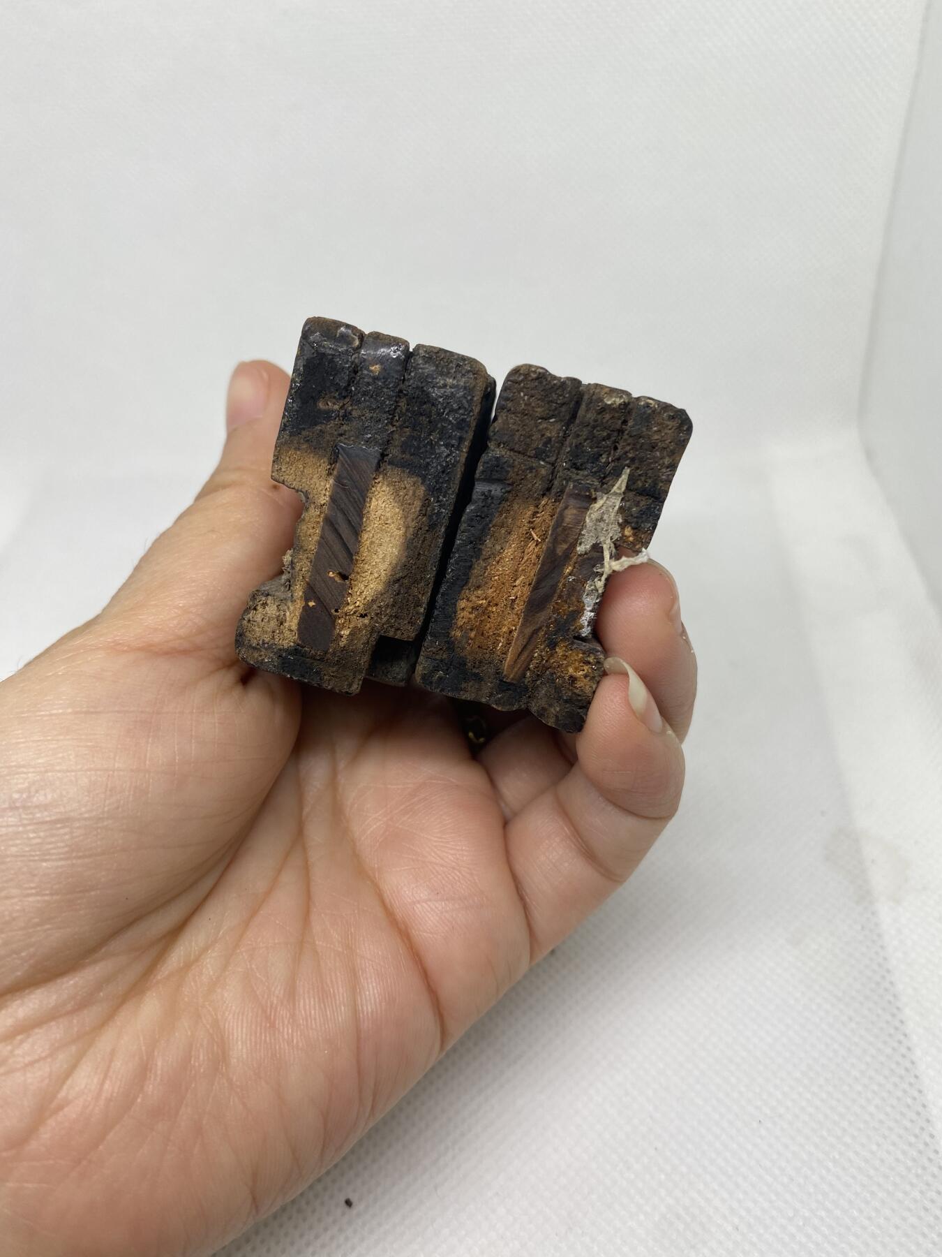 老木雕狮子一对，尺寸6.3*3.6厘米，品相如图，88包快递