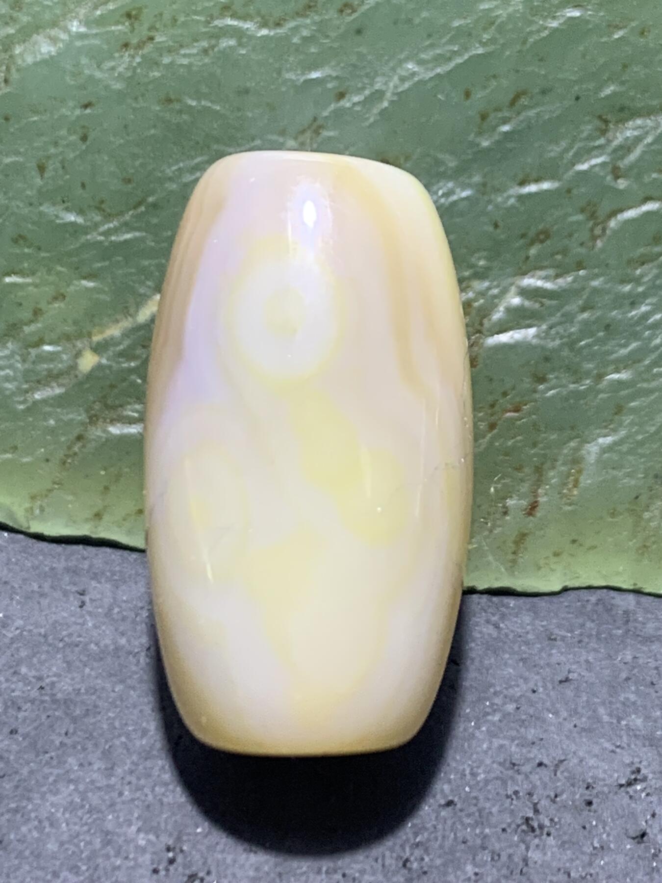 精美天眼缠丝玛瑙随形桶珠一个，