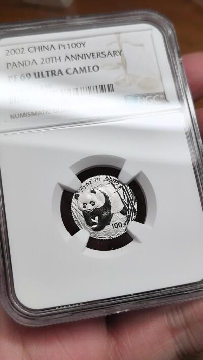 凡希社世界钱币微拍第二百九十一期 2002中国熊猫金币发行20周年纪念100元铂金币NGC-PF69UC，收藏级品相，含铂金1/10盎司。(视频参考)