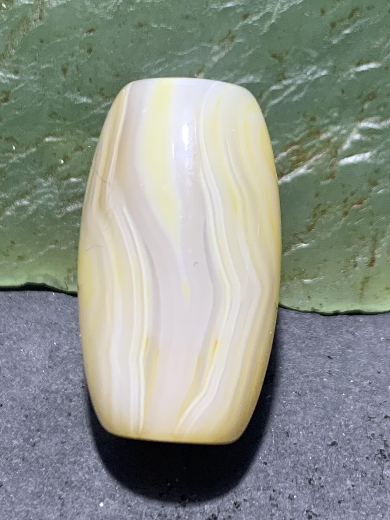 精美天眼缠丝玛瑙随形桶珠一个，