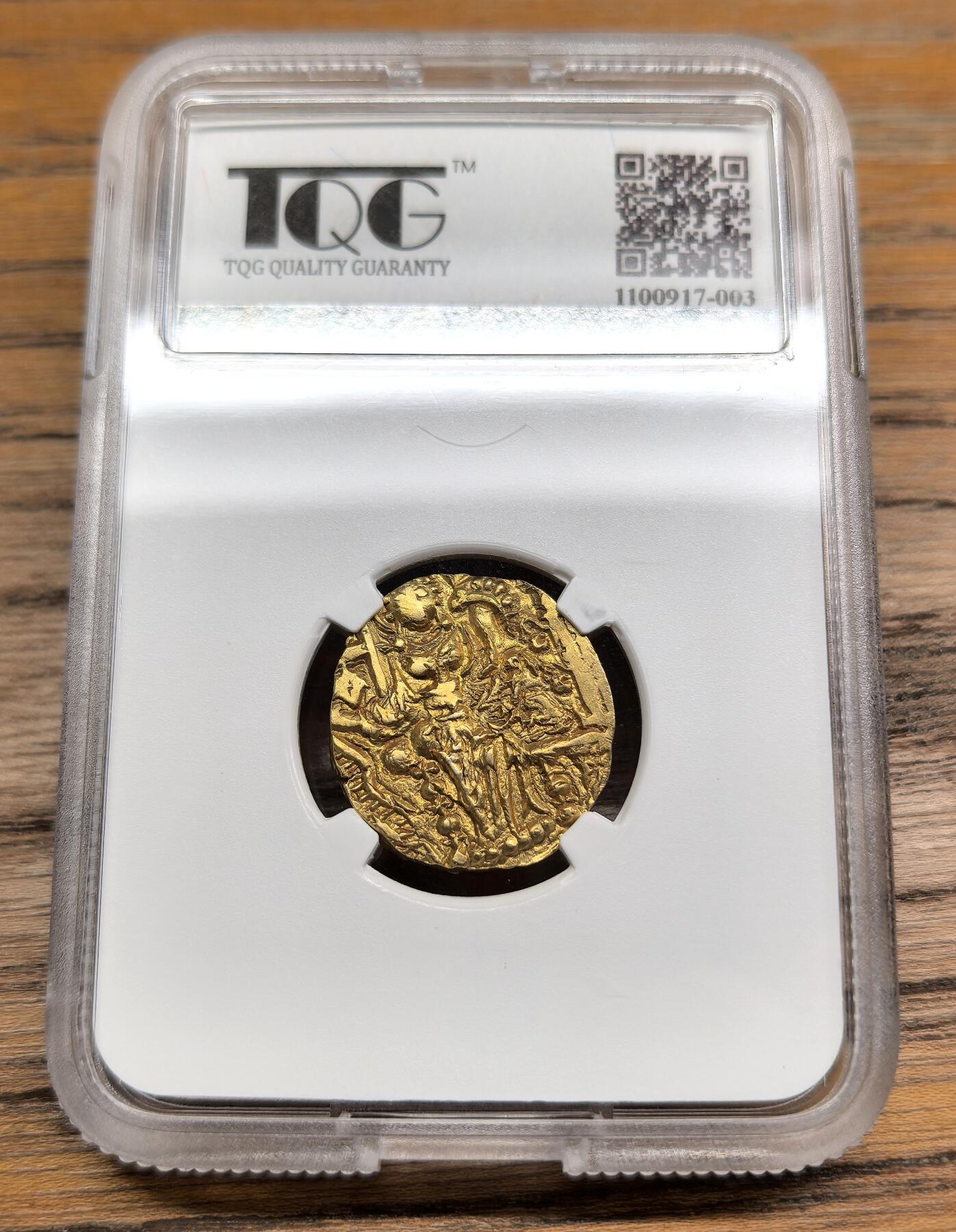 凡希社世界钱币微拍第二百九十一期 TQG评级公元350-385年贵霜寄多罗王朝金币。正面手持三叉戟的寄多罗王站像，背面幸运女神阿多克索Ardoksho，金色纯正，该款金币为早期版别非后期版，成色高且数量稀少。(视频参考)