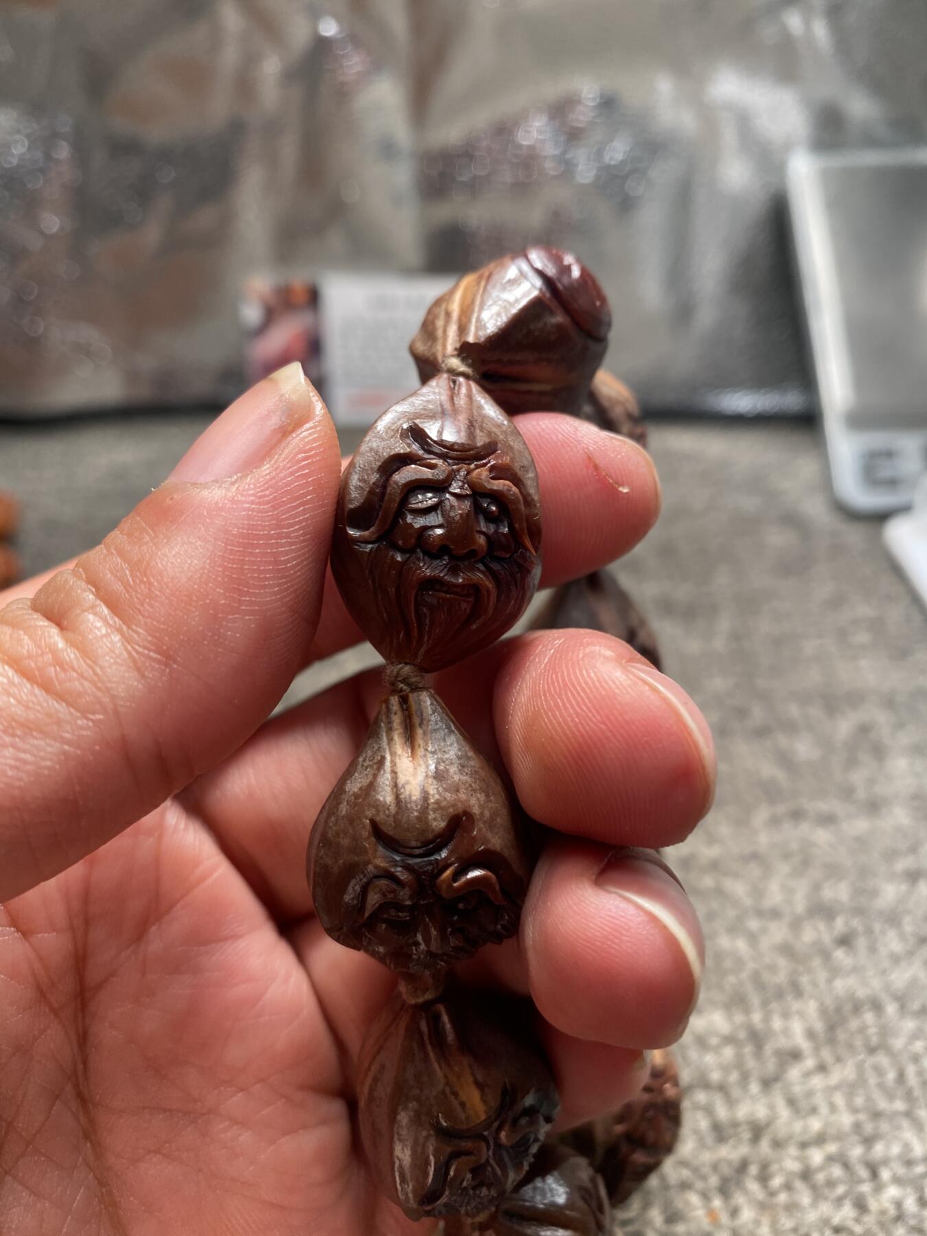 苏工核雕手工文化捡漏价 苏工核雕纯手工天然紫核雕刻，南极仙翁，核色紫润，尺寸2.0x2。7左右立体感十足，美不胜收，喜欢的来价格不贵