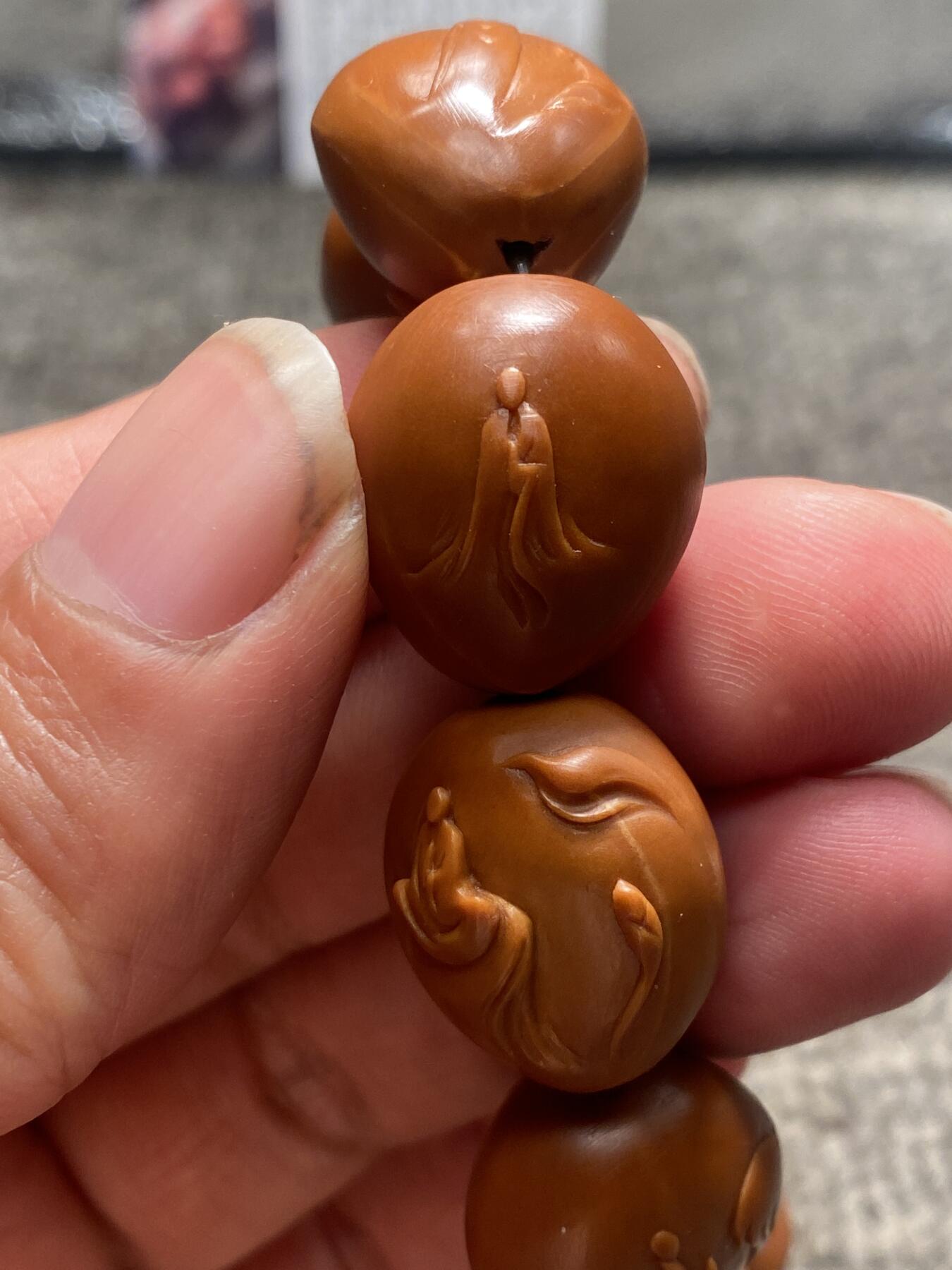 苏工核雕手工文化捡漏价 年底福利苏工核雕纯手工雕刻，铁核双面无相，个性十足，等待有缘人,市场无同款，尺寸1。9x2.15喜欢的来