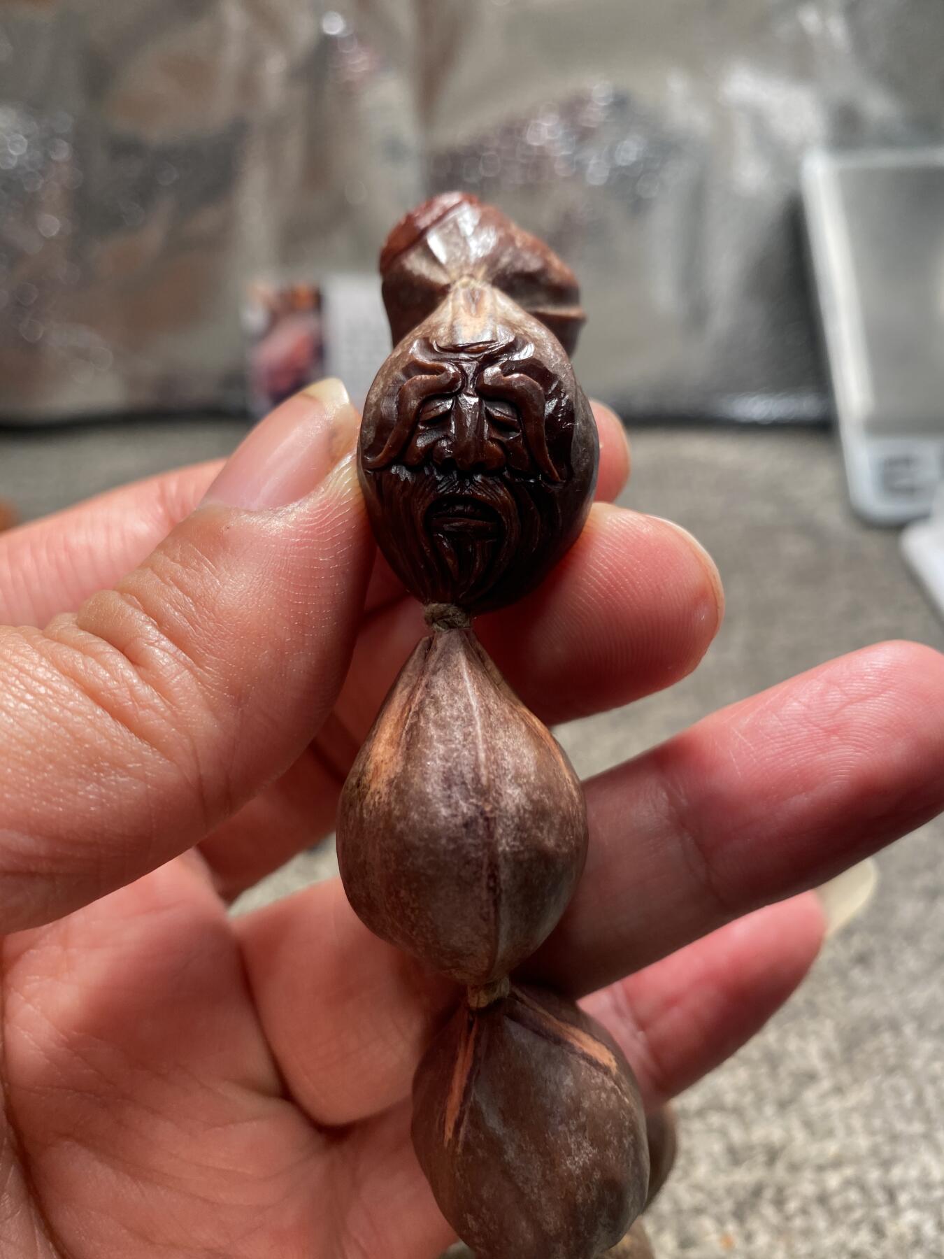 苏工核雕手工文化捡漏价 苏工核雕纯手工天然紫核雕刻，南极仙翁，核色紫润，尺寸2.0x2。7左右立体感十足，美不胜收，喜欢的来价格不贵