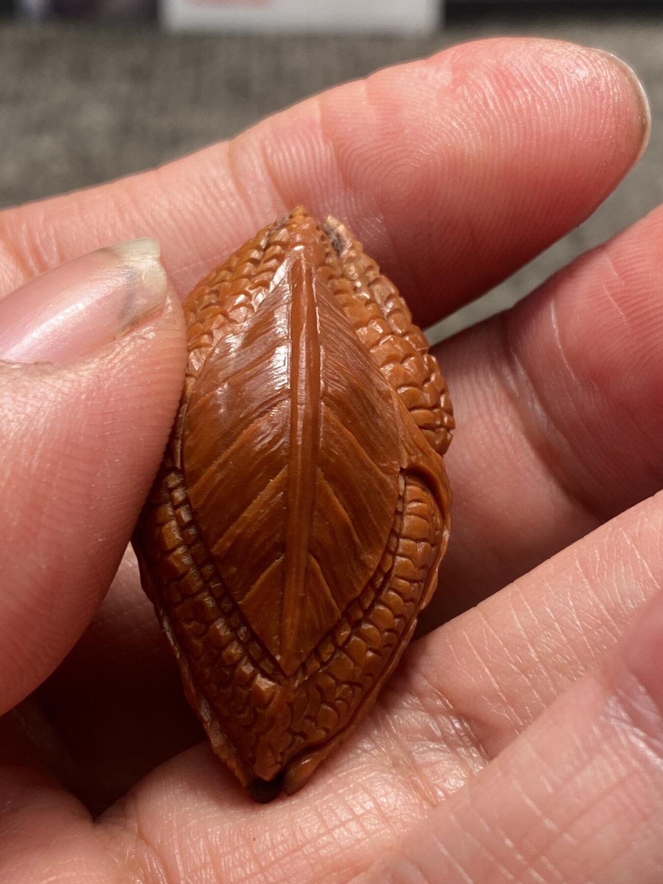 苏工核雕手工文化捡漏价 年底福利苏工核雕纯手工雕刻，四花梅林老籽雕一夜成龙，个性十足，等待有缘人，尺寸2。2x4。05喜欢的来
