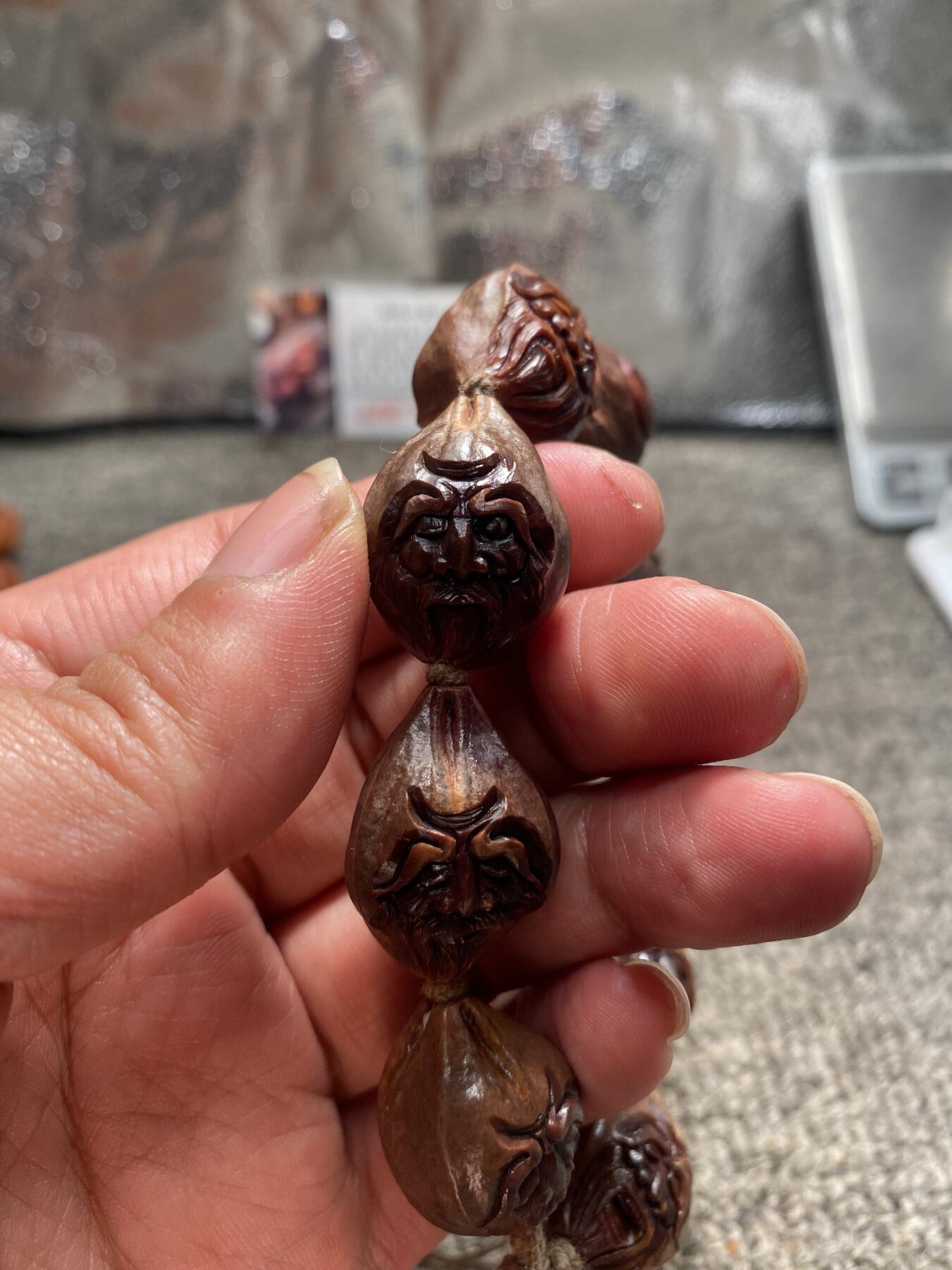 苏工核雕手工文化捡漏价 苏工核雕纯手工天然紫核雕刻，南极仙翁，核色紫润，尺寸2.0x2。7左右立体感十足，美不胜收，喜欢的来价格不贵