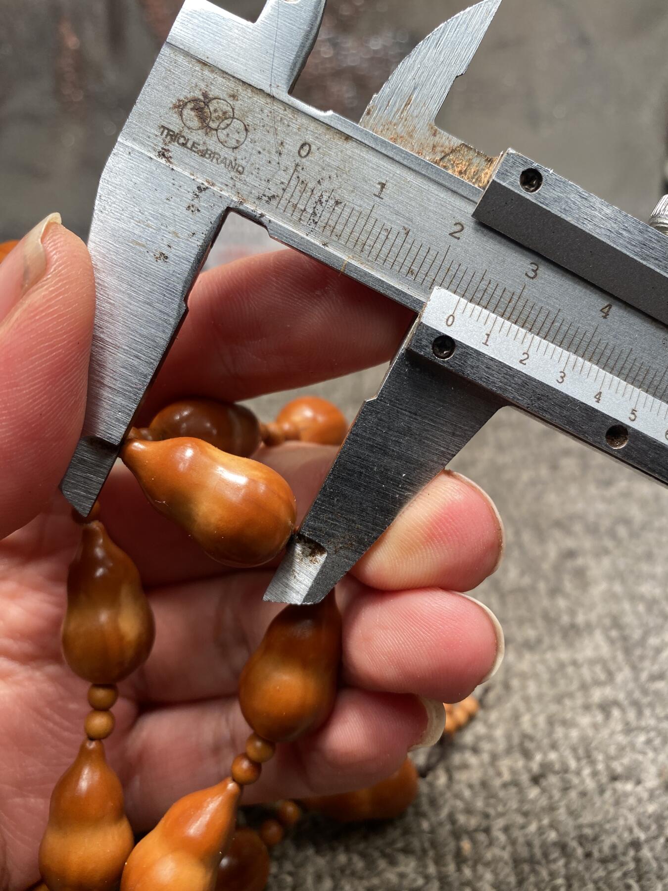 苏工核雕手工文化捡漏价 福利苏工核雕，纯手工油核小葫芦，传统老苏工作品个性立体非市场通货，尺寸1。35x2。4喜欢的来