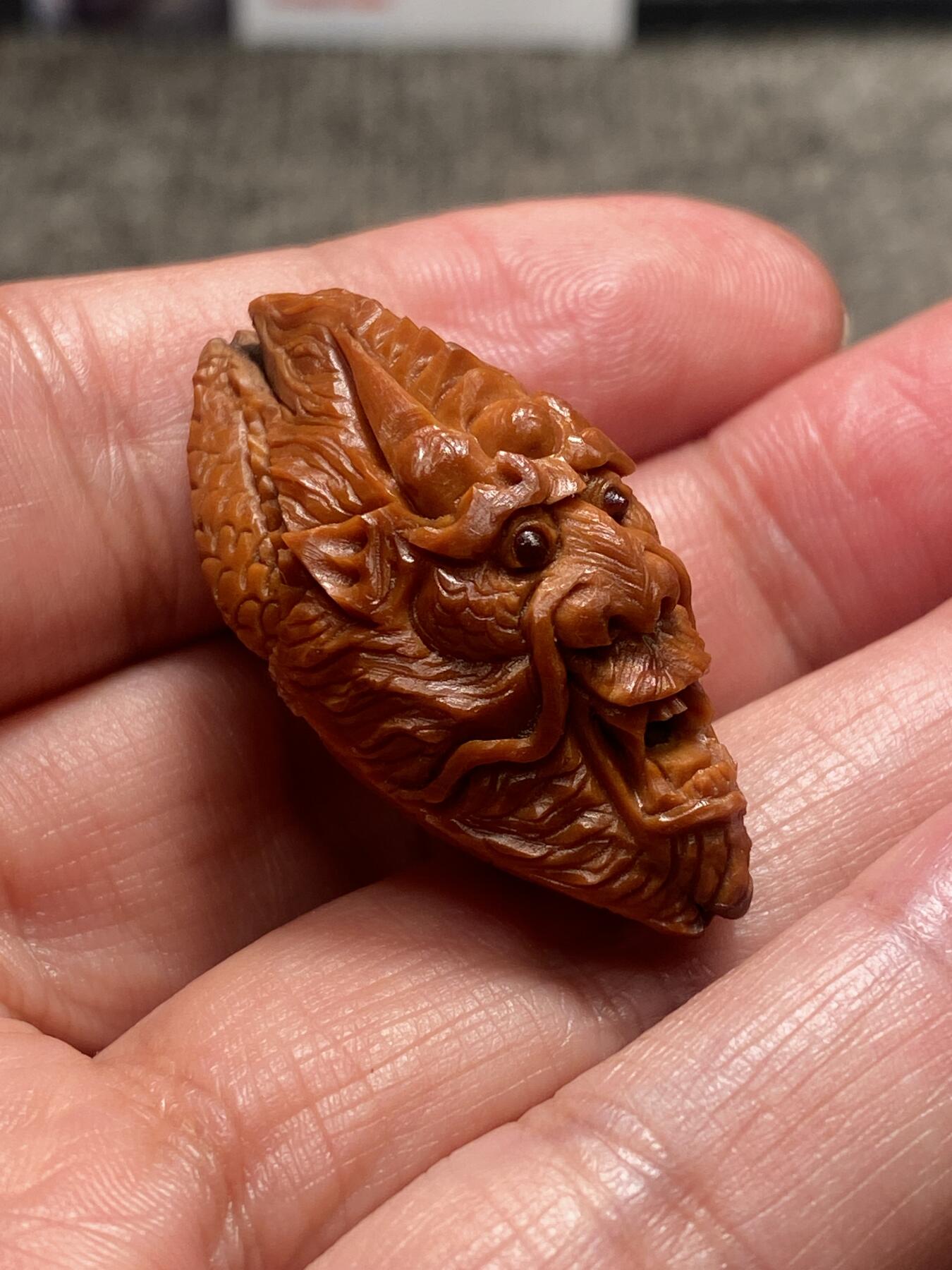 苏工核雕手工文化捡漏价 年底福利苏工核雕纯手工雕刻，四花梅林老籽雕一夜成龙，个性十足，等待有缘人，尺寸2。2x4。05喜欢的来