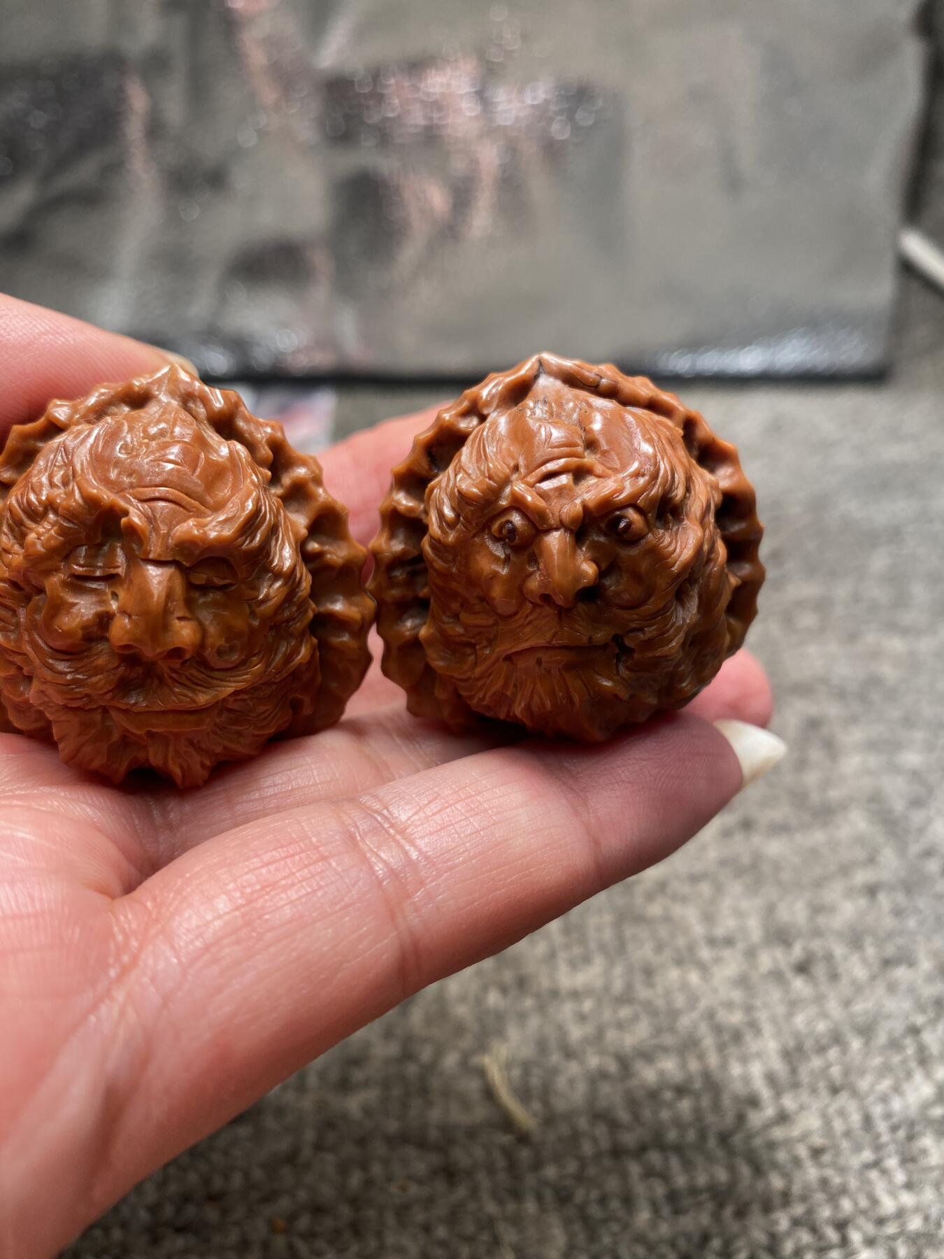 苏工核雕手工文化捡漏价 福利苏工核雕纯手工雕刻，钟馗，白狮子核桃雕，个性十足，等待有缘人，尺寸3。88喜欢的来