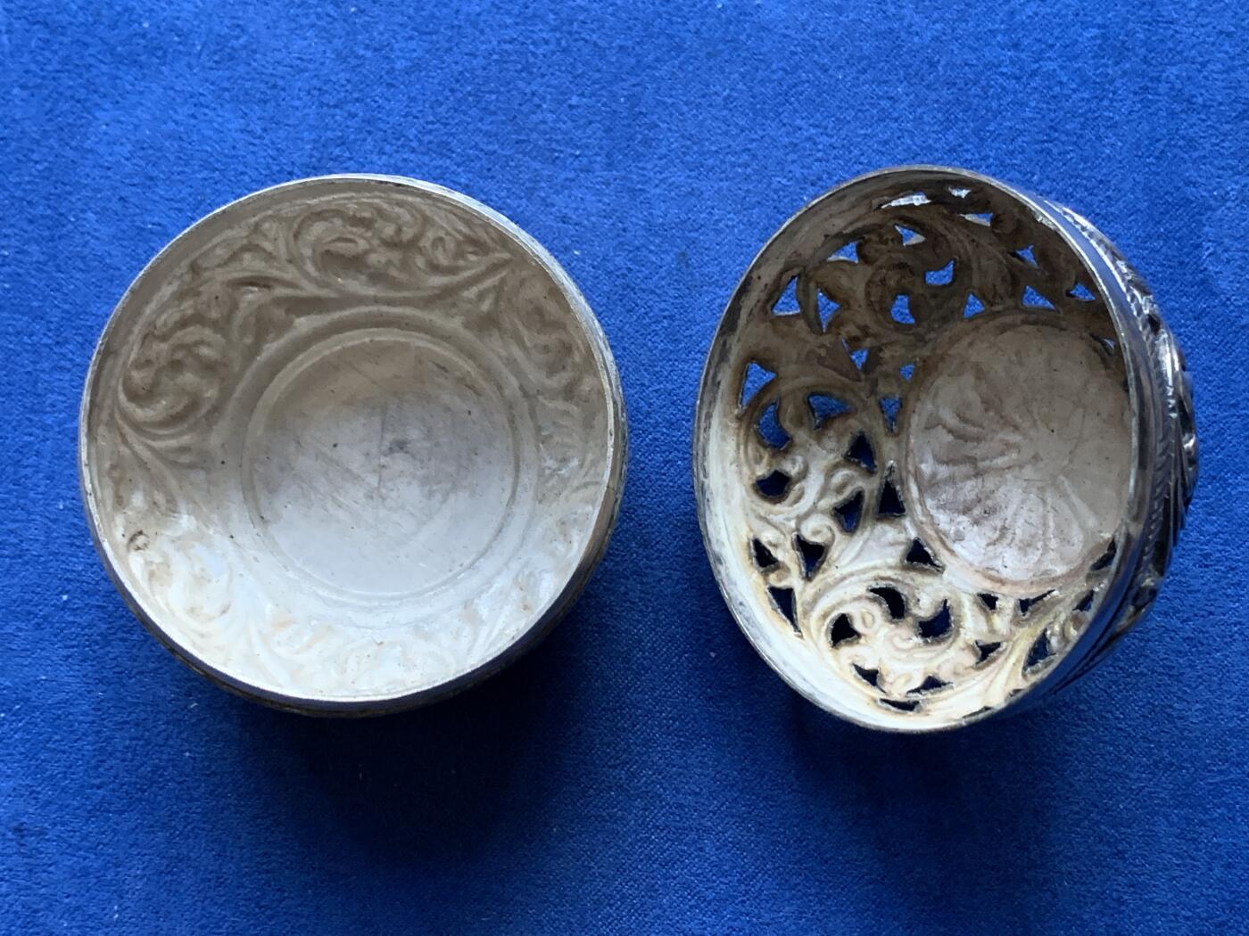 《竞宝斋》第331场 周日，周一 2场连拍 （全场包邮） 国外银器 古色古香的古风小银罐 看着像熏香炉 直径56.6mm 总高63.9mm 重76.1克 底部带标