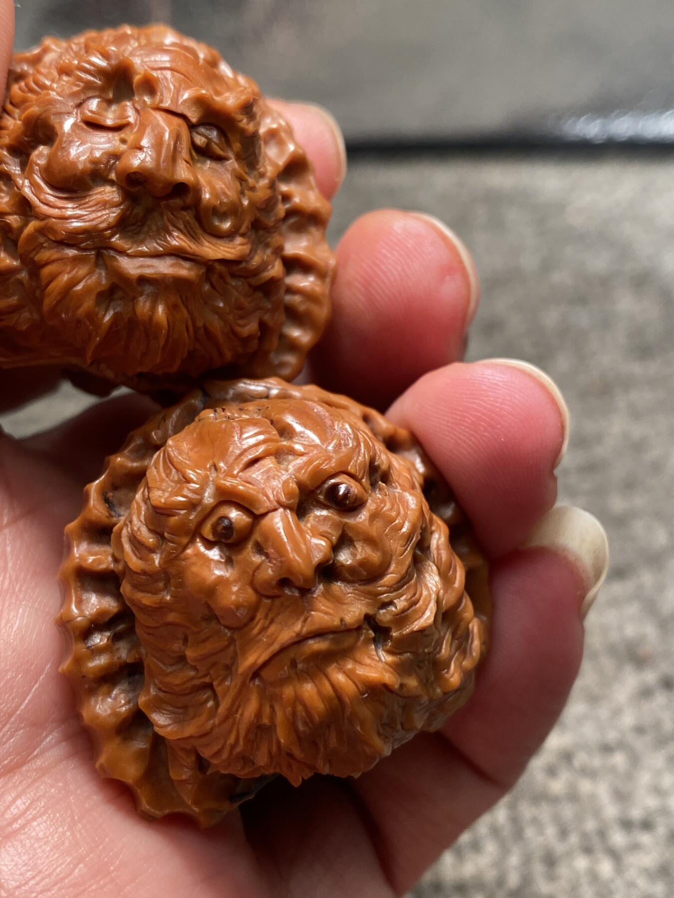 苏工核雕手工文化捡漏价 福利苏工核雕纯手工雕刻，钟馗，白狮子核桃雕，个性十足，等待有缘人，尺寸3。88喜欢的来