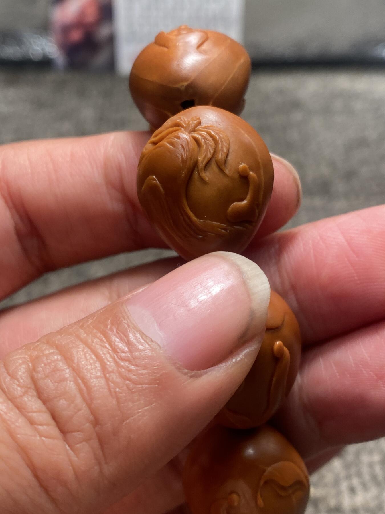苏工核雕手工文化捡漏价 年底福利苏工核雕纯手工雕刻，铁核双面无相，个性十足，等待有缘人,市场无同款，尺寸1。9x2.15喜欢的来