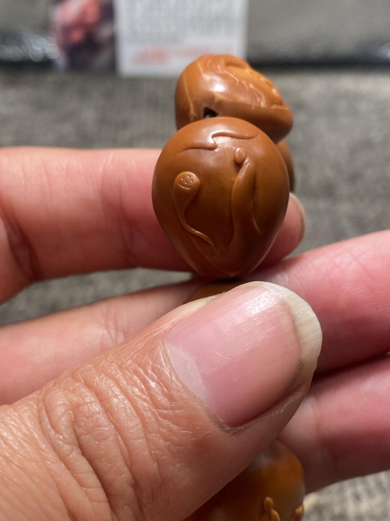 苏工核雕手工文化捡漏价 年底福利苏工核雕纯手工雕刻，铁核双面无相，个性十足，等待有缘人,市场无同款，尺寸1。9x2.15喜欢的来