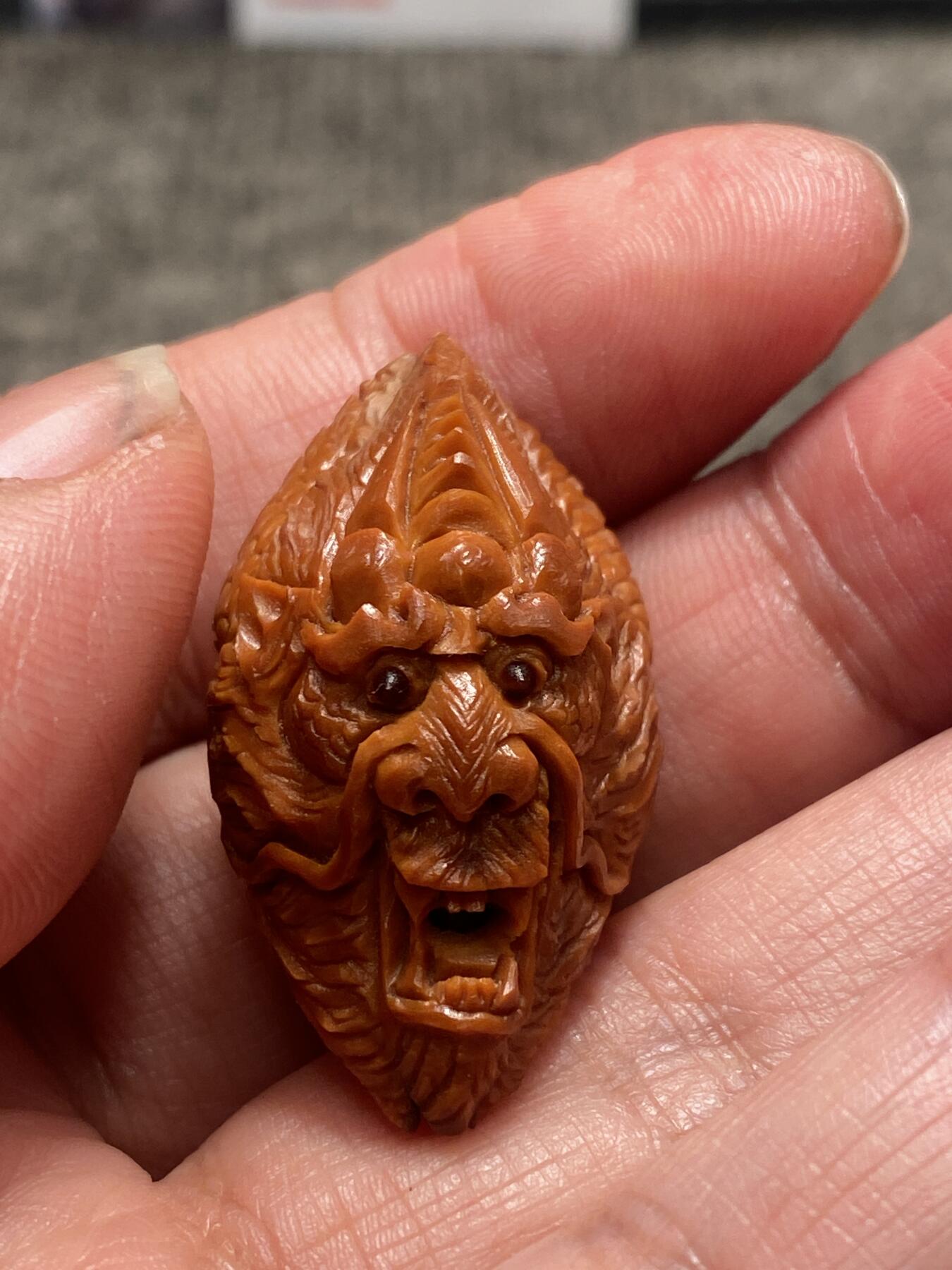 苏工核雕手工文化捡漏价 年底福利苏工核雕纯手工雕刻，四花梅林老籽雕一夜成龙，个性十足，等待有缘人，尺寸2。2x4。05喜欢的来