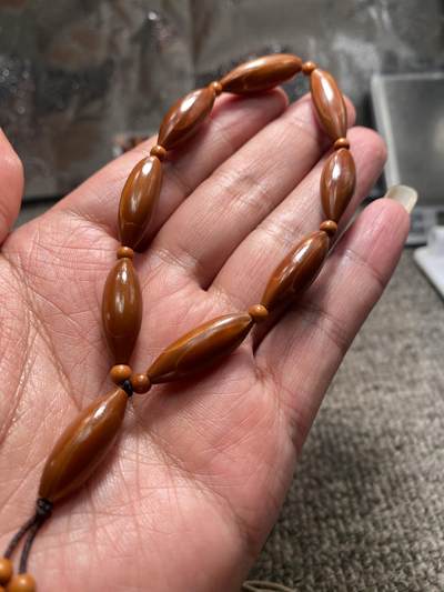 苏工核雕手工文化捡漏价 - 苏工核雕铁核细长柳叶小手串，10年老籽，市场稀少的串小而巧好玩又好看，尺寸0。88x2.4喜欢的来