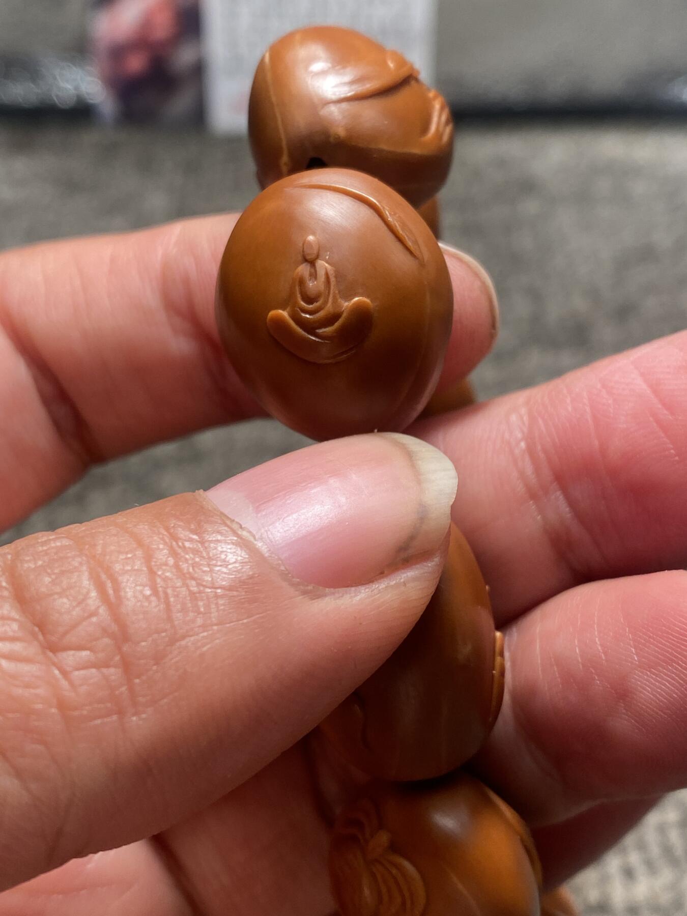 苏工核雕手工文化捡漏价 年底福利苏工核雕纯手工雕刻，铁核双面无相，个性十足，等待有缘人,市场无同款，尺寸1。9x2.15喜欢的来