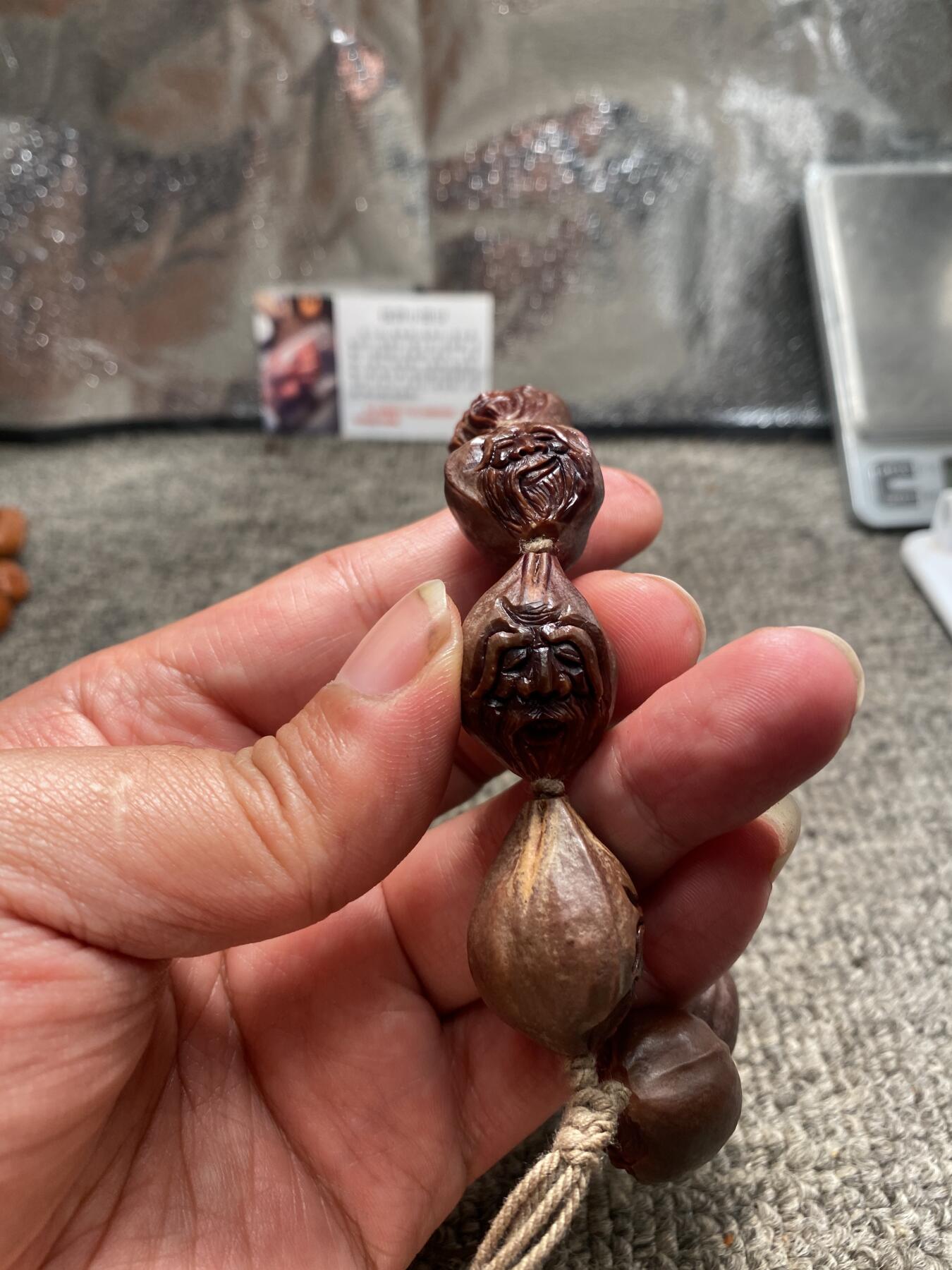 苏工核雕手工文化捡漏价 苏工核雕纯手工天然紫核雕刻，南极仙翁，核色紫润，尺寸2.0x2。7左右立体感十足，美不胜收，喜欢的来价格不贵