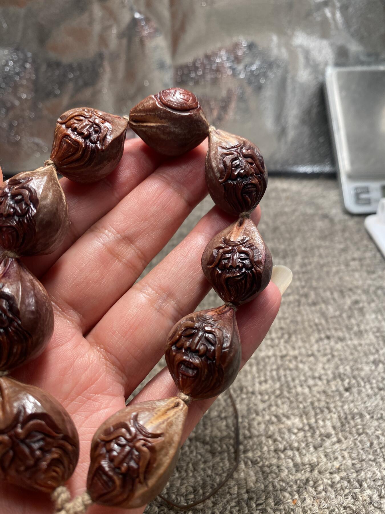 苏工核雕手工文化捡漏价 苏工核雕纯手工天然紫核雕刻，南极仙翁，核色紫润，尺寸2.0x2。7左右立体感十足，美不胜收，喜欢的来价格不贵