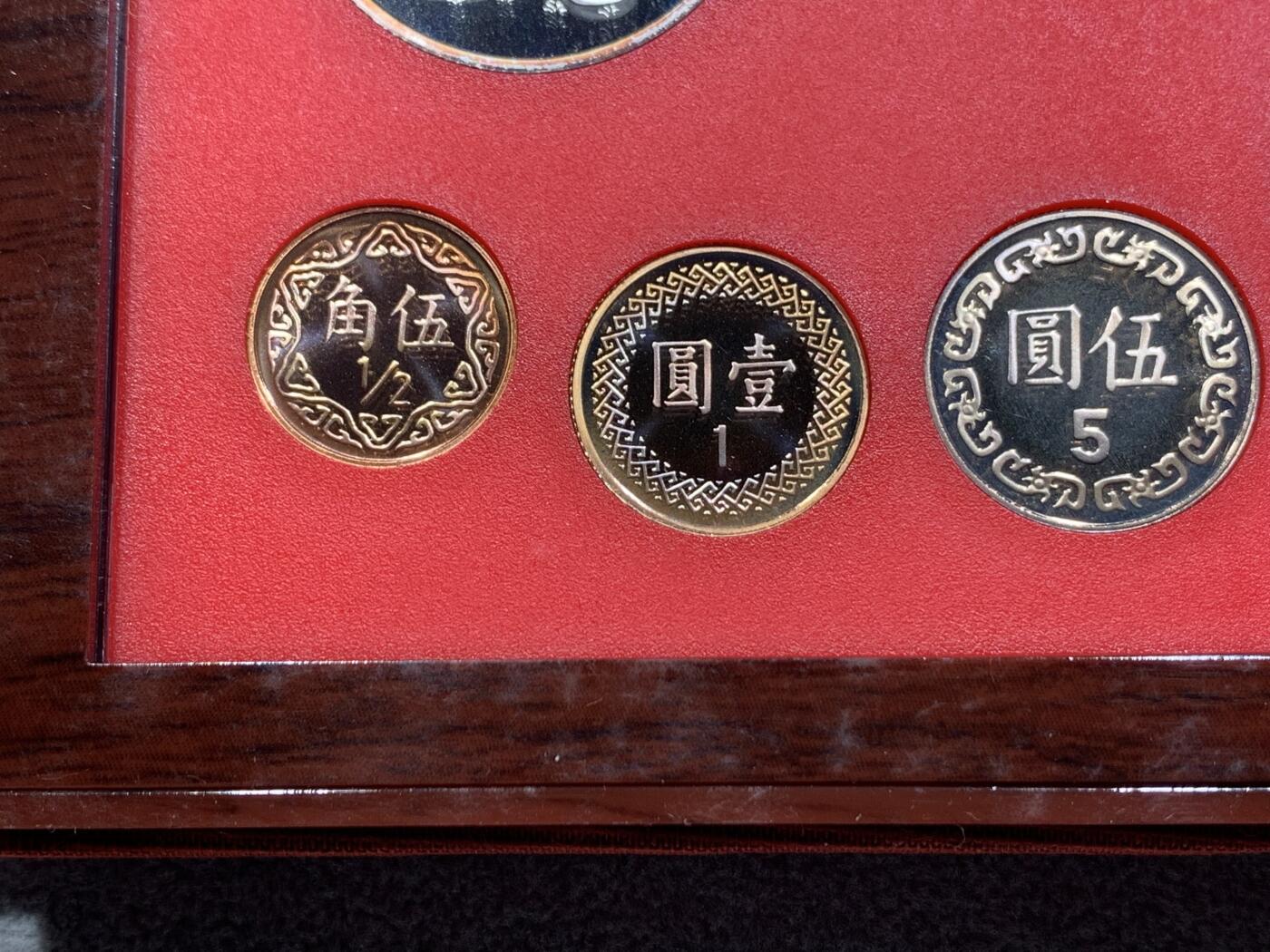 《竞宝斋》第331场 周日，周一 2场连拍 （全场包邮） 台湾省蛇年精致套币 含半盎司蛇年大银章