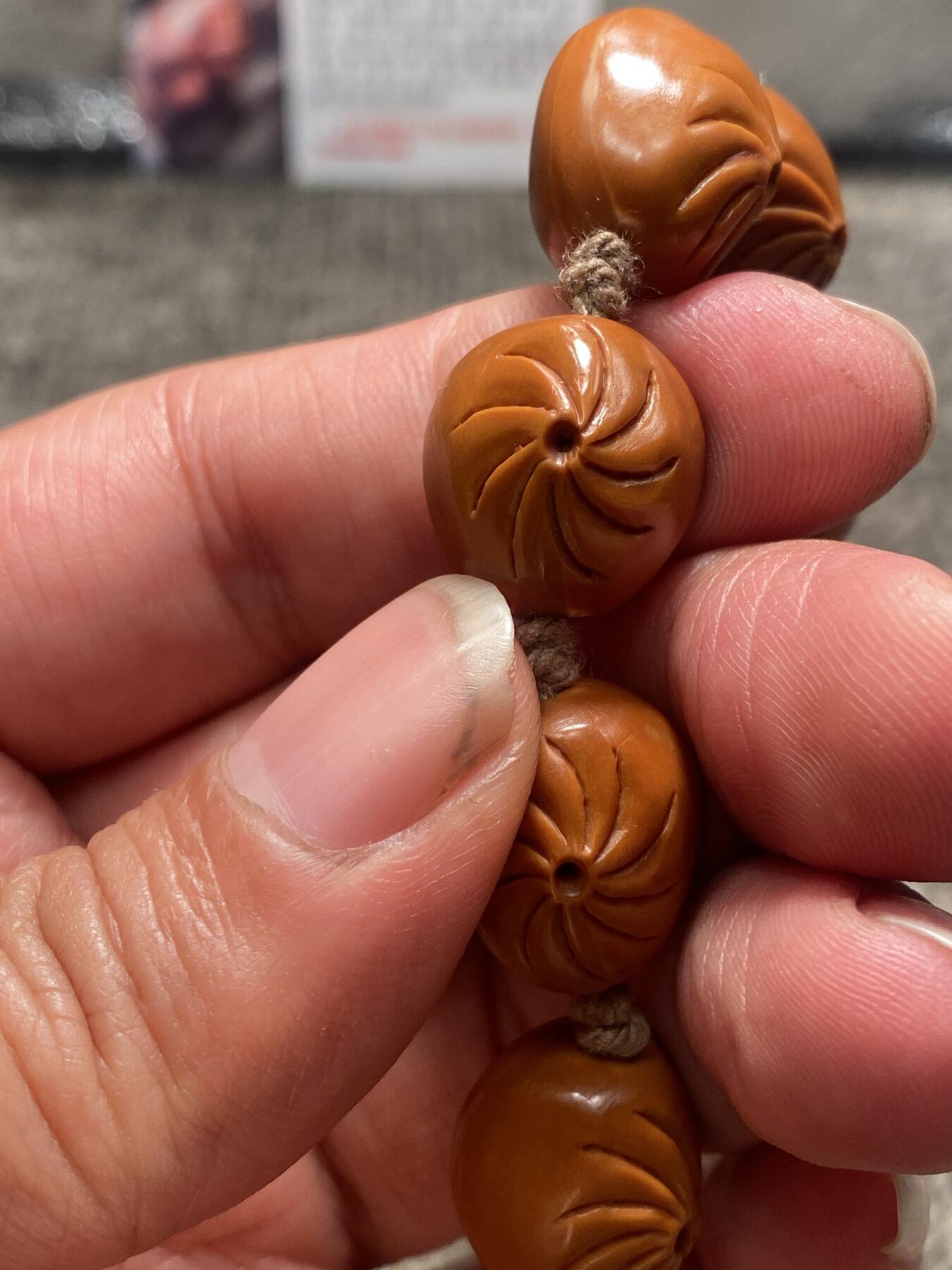 苏工核雕手工文化捡漏价 年底福利苏工核雕纯手工雕刻铁核包子，蒸蒸日上手串，个性十足，等待有缘人，尺寸1。6x1.8喜欢的来