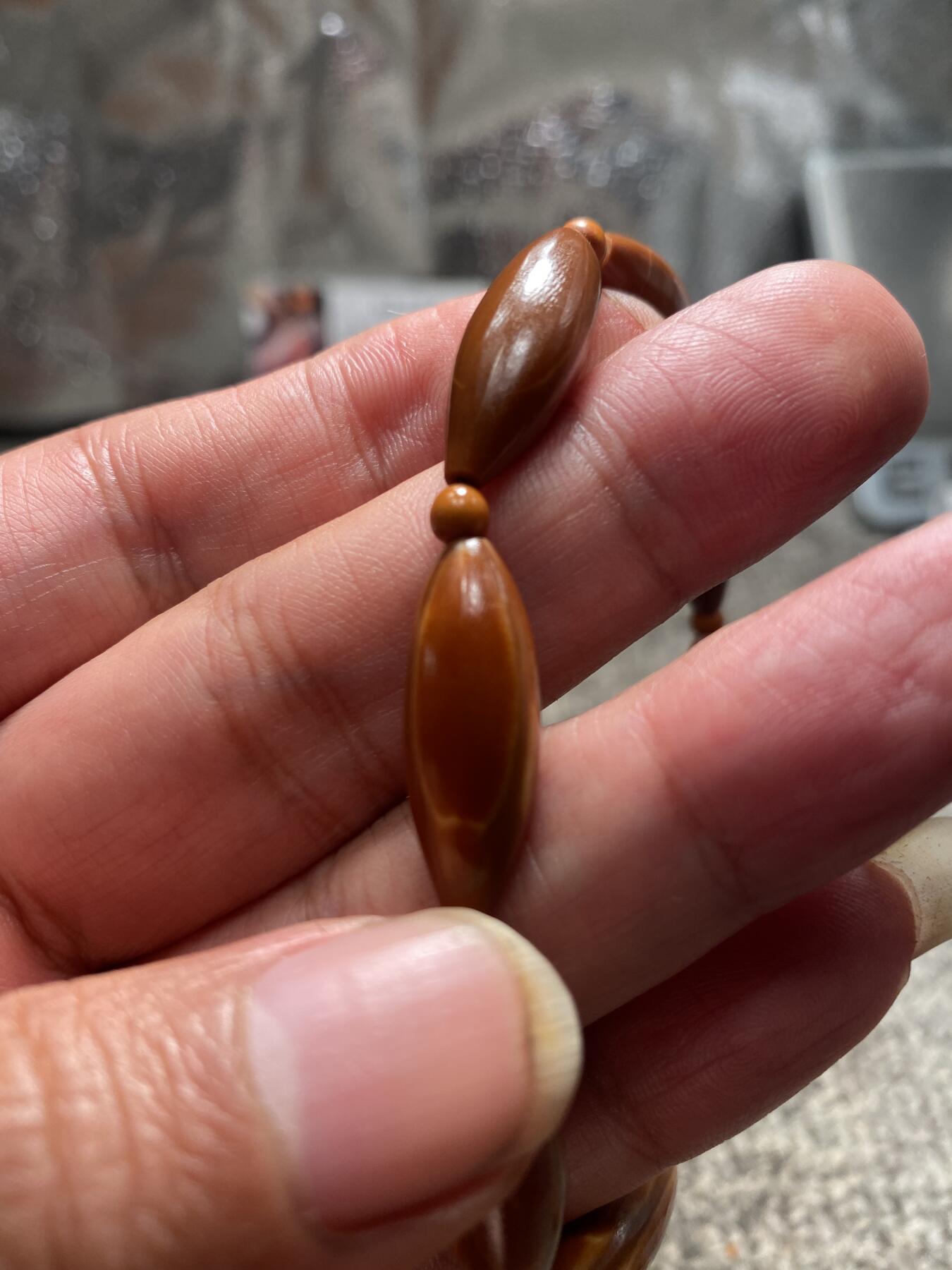 苏工核雕手工文化捡漏价 苏工核雕铁核细长柳叶小手串，10年老籽，市场稀少的串小而巧好玩又好看，尺寸0。88x2.4喜欢的来