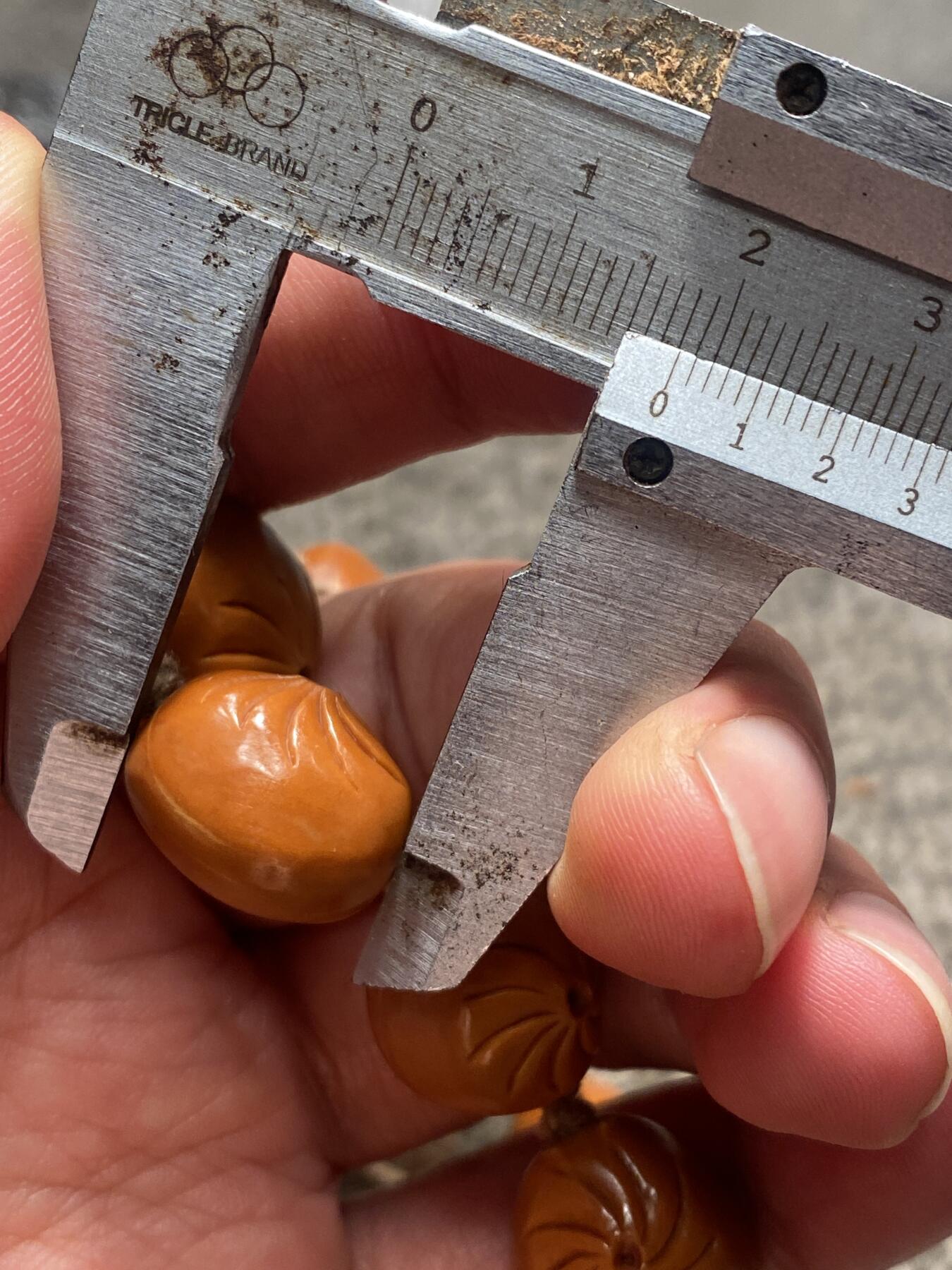 苏工核雕手工文化捡漏价 年底福利苏工核雕纯手工雕刻铁核包子，蒸蒸日上手串，个性十足，等待有缘人，尺寸1。6x1.8喜欢的来