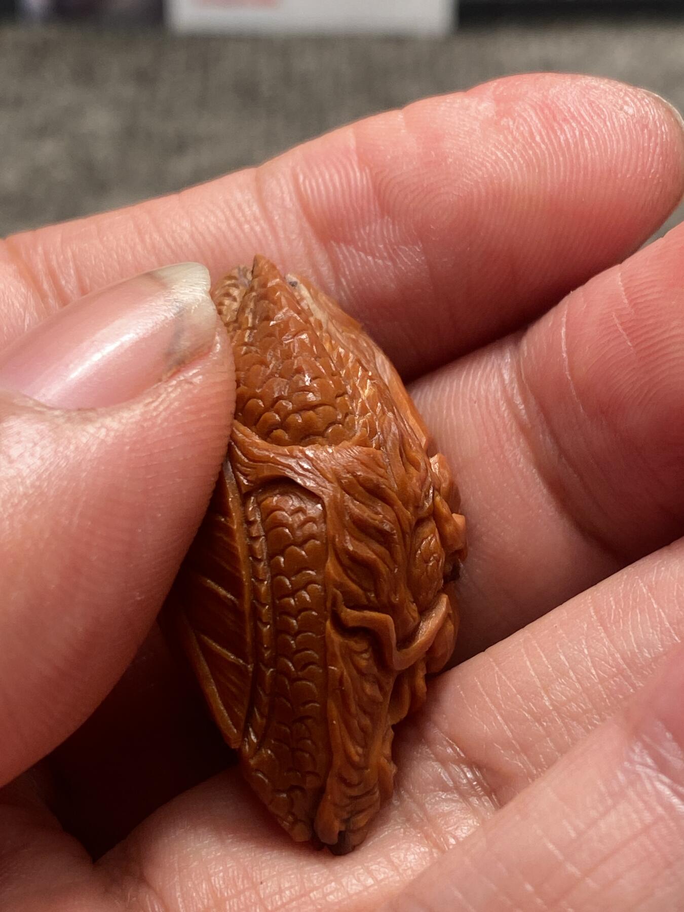 苏工核雕手工文化捡漏价 年底福利苏工核雕纯手工雕刻，四花梅林老籽雕一夜成龙，个性十足，等待有缘人，尺寸2。2x4。05喜欢的来