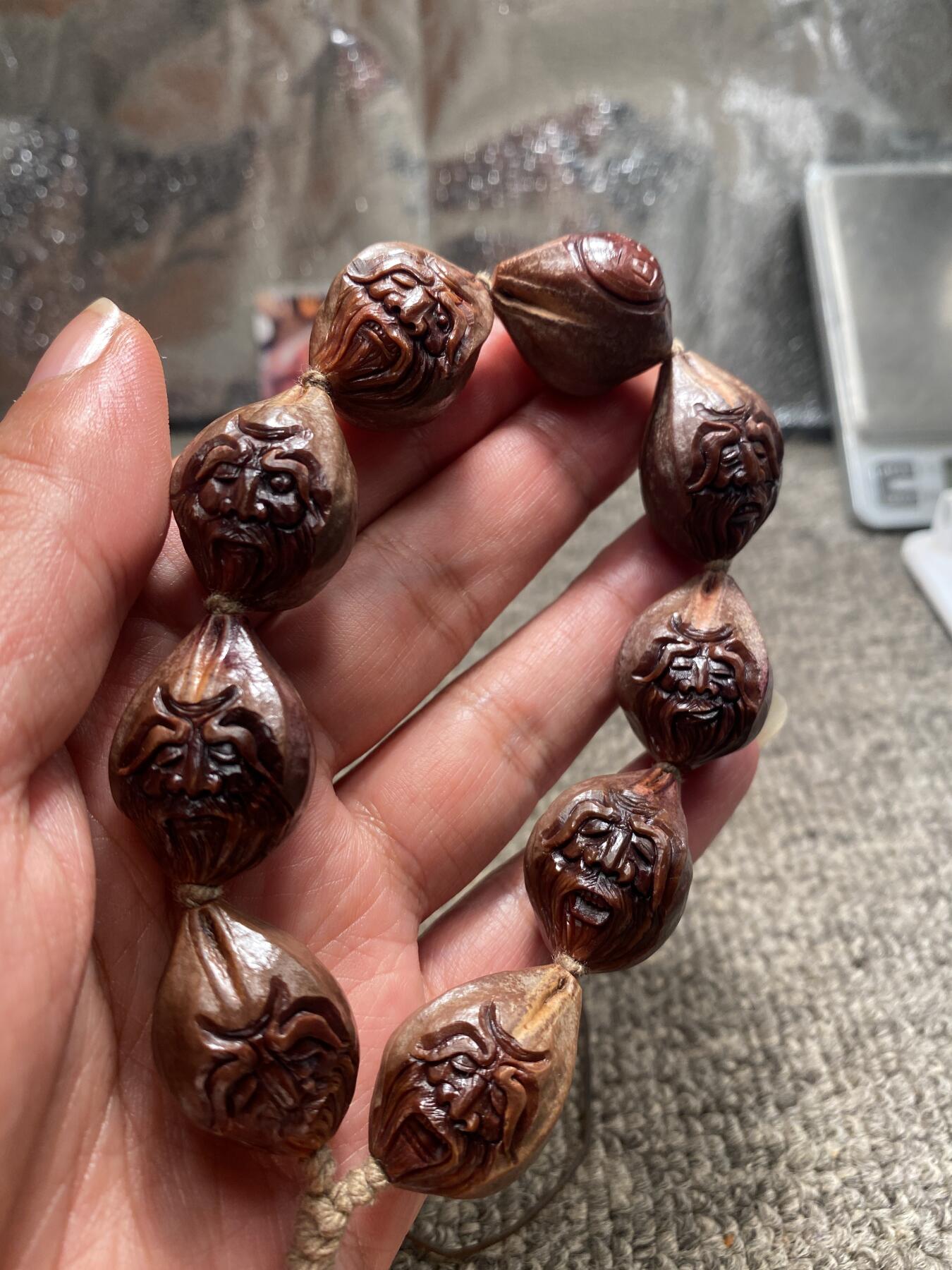 苏工核雕手工文化捡漏价 苏工核雕纯手工天然紫核雕刻，南极仙翁，核色紫润，尺寸2.0x2。7左右立体感十足，美不胜收，喜欢的来价格不贵