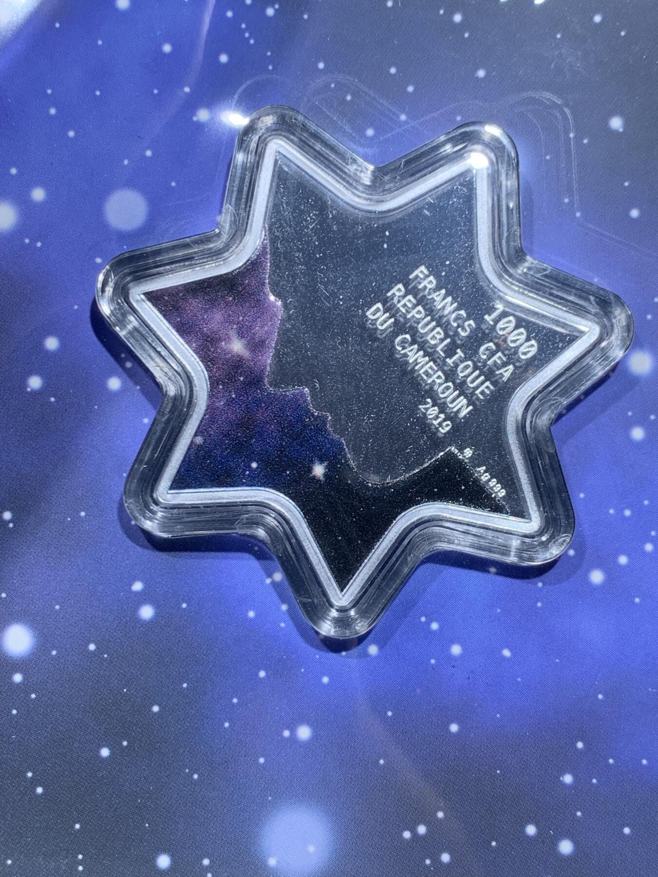 《竞宝斋》第332场 周日，周一 2场连拍 （全场包邮） 喀麦隆2019幸运星座1000法郎七角形精制银币，双面彩色 施华洛水晶，盒证全，500枚