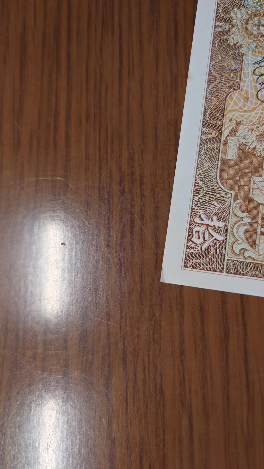 【世界钱币】精选微拍第151期暨2024年第63期～新到赛车钞群内卖剩货品选购～无胶水的几十张已经全部售罄，剩余的都有点轻微瑕疵 (预告11月底和12月上旬，12月中旬接连有币展新货群里卖剩款选购) 1988年澳门赛车纪念钞 全新有瑕疵 号码无47尾号08283(红圈处有一处折角，以前发行装册子时不注意导致) 灯下无斑无黄胶水印带原装册