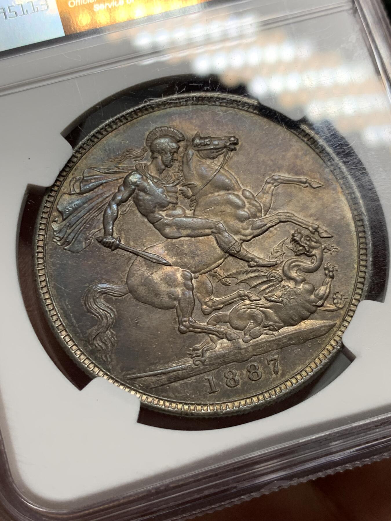 《竞宝斋》第332场 周日，周一 2场连拍 （全场包邮） NGC MS62 英国1887年维多利亚高冠1克朗马剑银币 深彩包浆