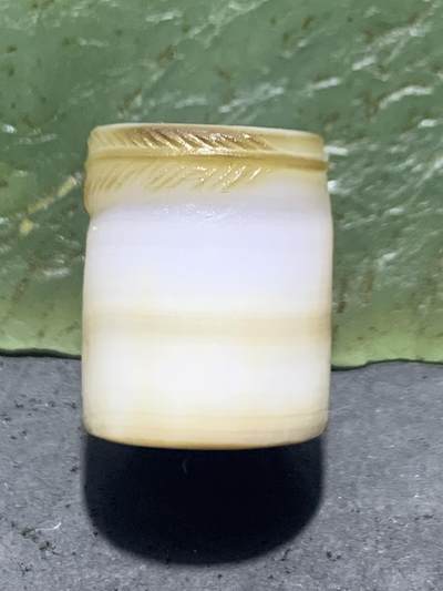 精品亚光药师玛瑙手工雕刻羽毛随形桶珠一颗。 - 精品亚光药师玛瑙手工雕刻羽毛随形桶珠一颗。