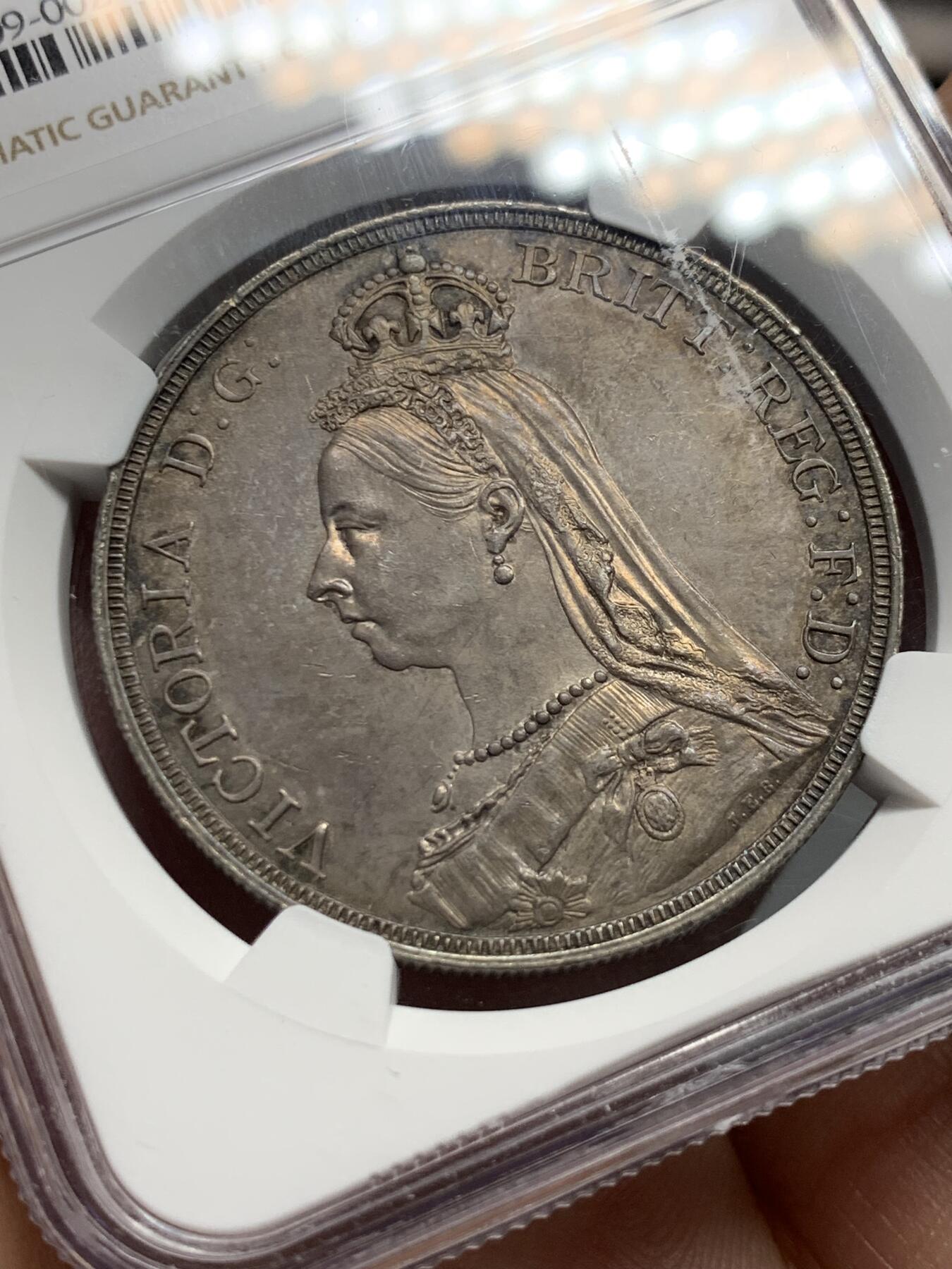 《竞宝斋》第332场 周日，周一 2场连拍 （全场包邮） NGC MS62 英国1887年维多利亚高冠1克朗马剑银币 深彩包浆