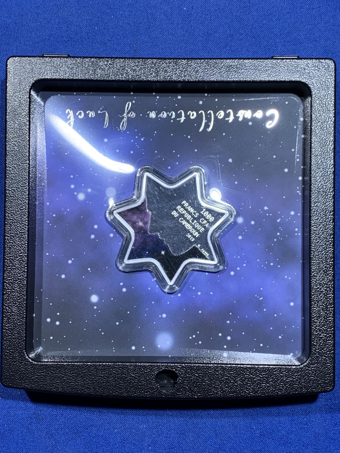 《竞宝斋》第332场 周日，周一 2场连拍 （全场包邮） 喀麦隆2019幸运星座1000法郎七角形精制银币，双面彩色 施华洛水晶，盒证全，500枚