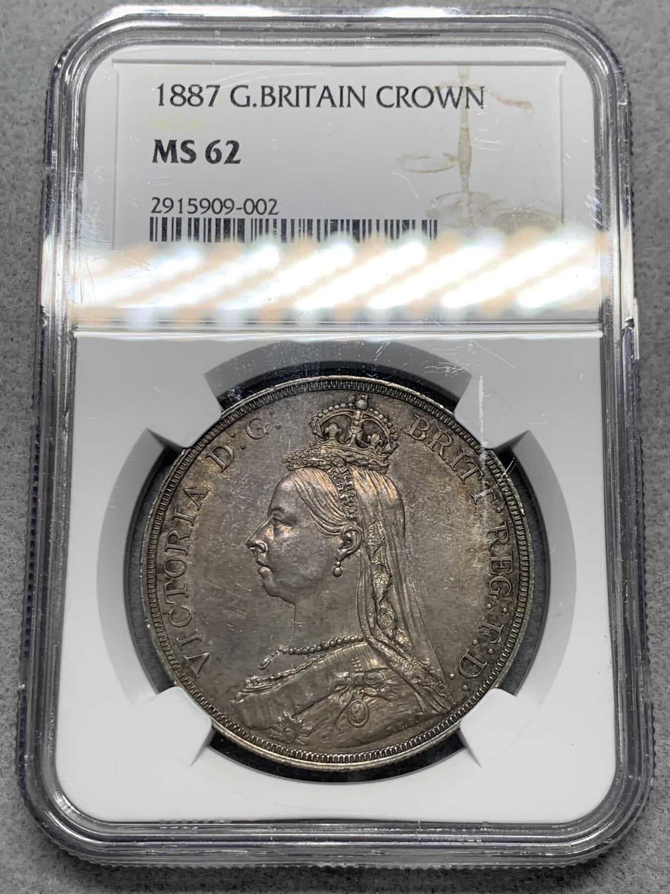 《竞宝斋》第332场 周日，周一 2场连拍 （全场包邮） NGC MS62 英国1887年维多利亚高冠1克朗马剑银币 深彩包浆